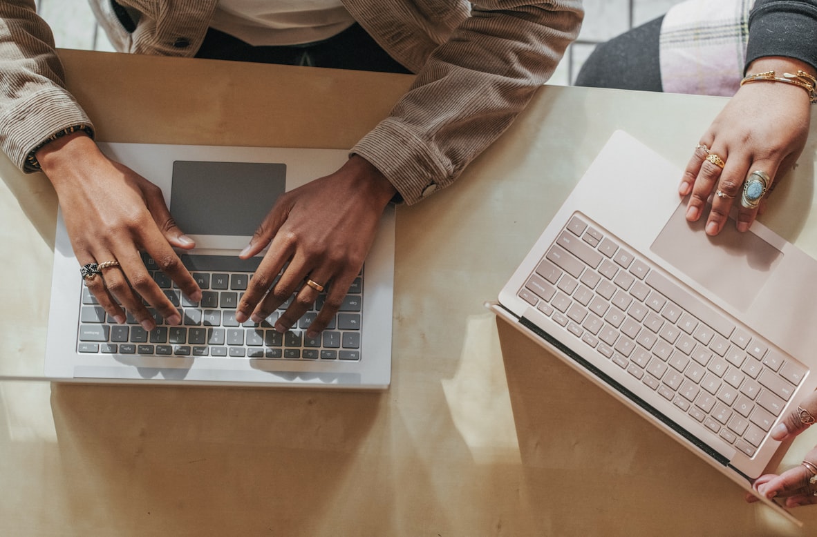 https://images.unsplash.com/photo-1612832021455-245704c6755a?q=80&w=1182&auto=format&fit=crop&ixlib=rb-4.0.3&ixid=M3wxMjA3fDB8MHxwaG90by1wYWdlfHx8fGVufDB8fHx8fA%3D%3D