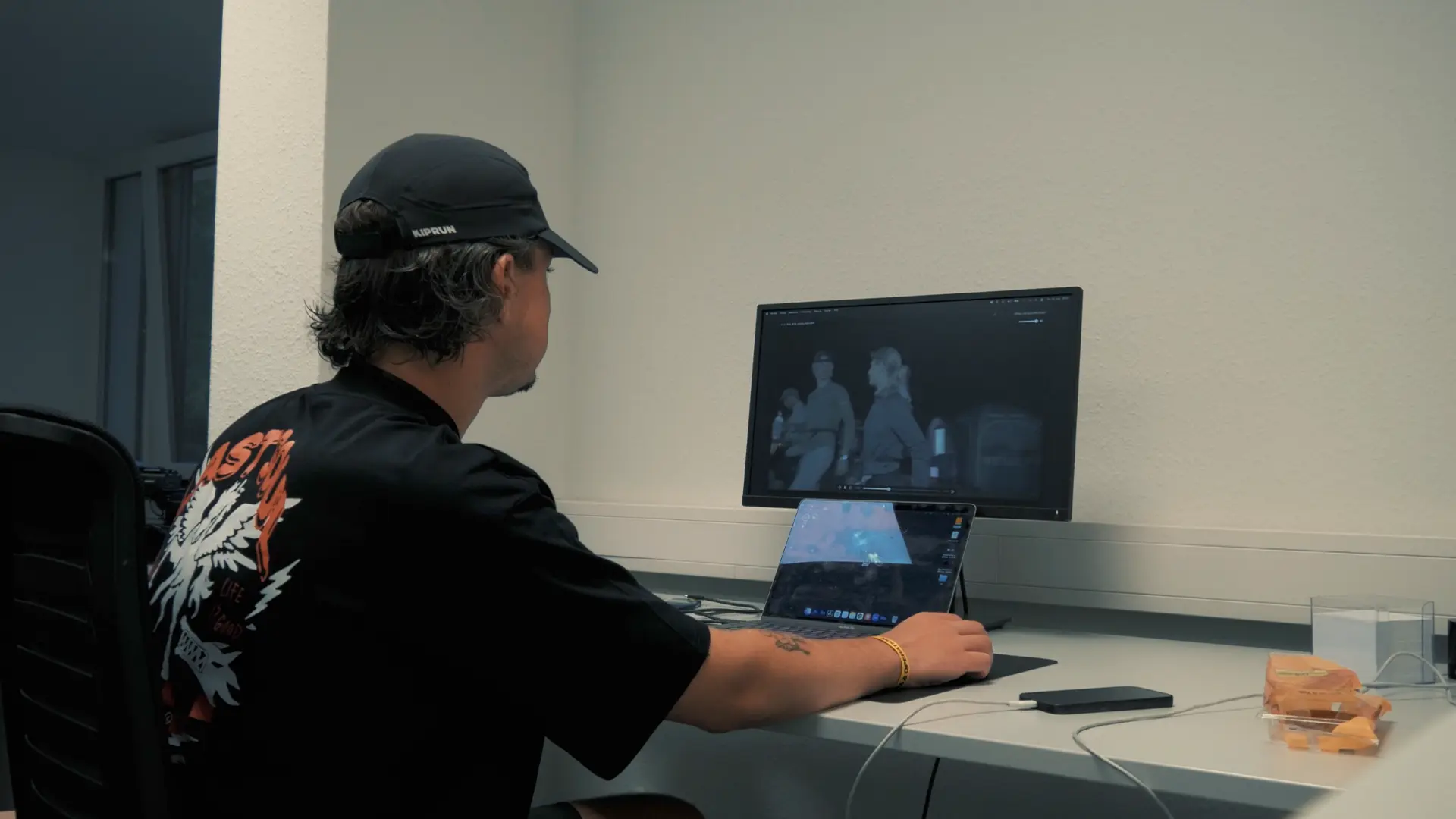 rappid Videoproduktion Max Kinzel am Schreibtisch