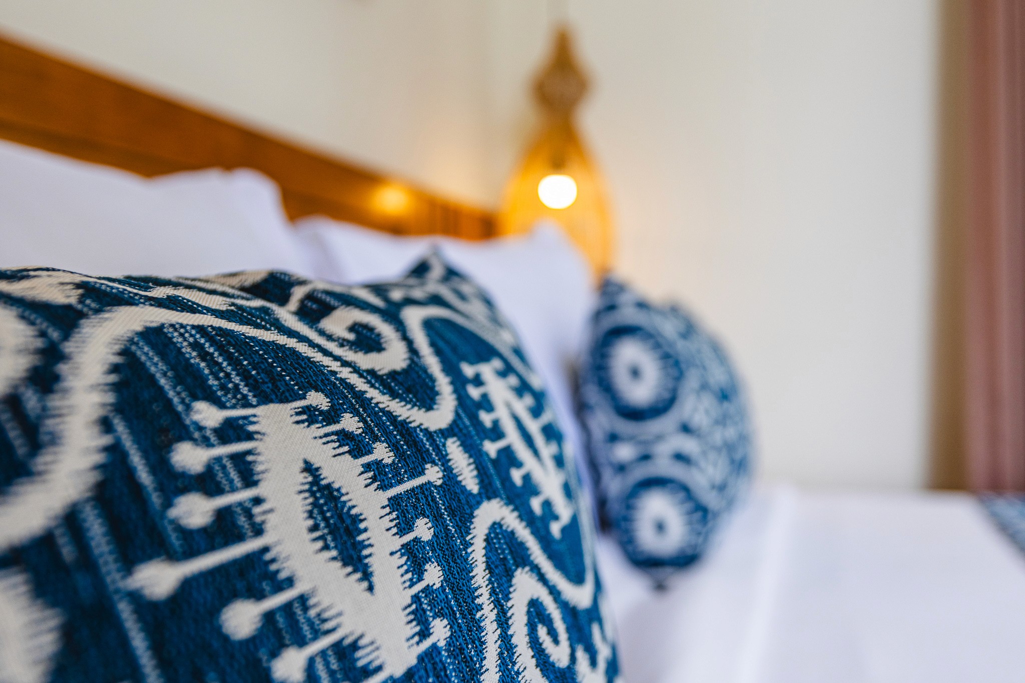 Detailaufnahme eines stilvoll dekorierten Bettes – Hochwertige Inneneinrichtung in den Khastana Hadi Luxury Villas, Ubud, Bali