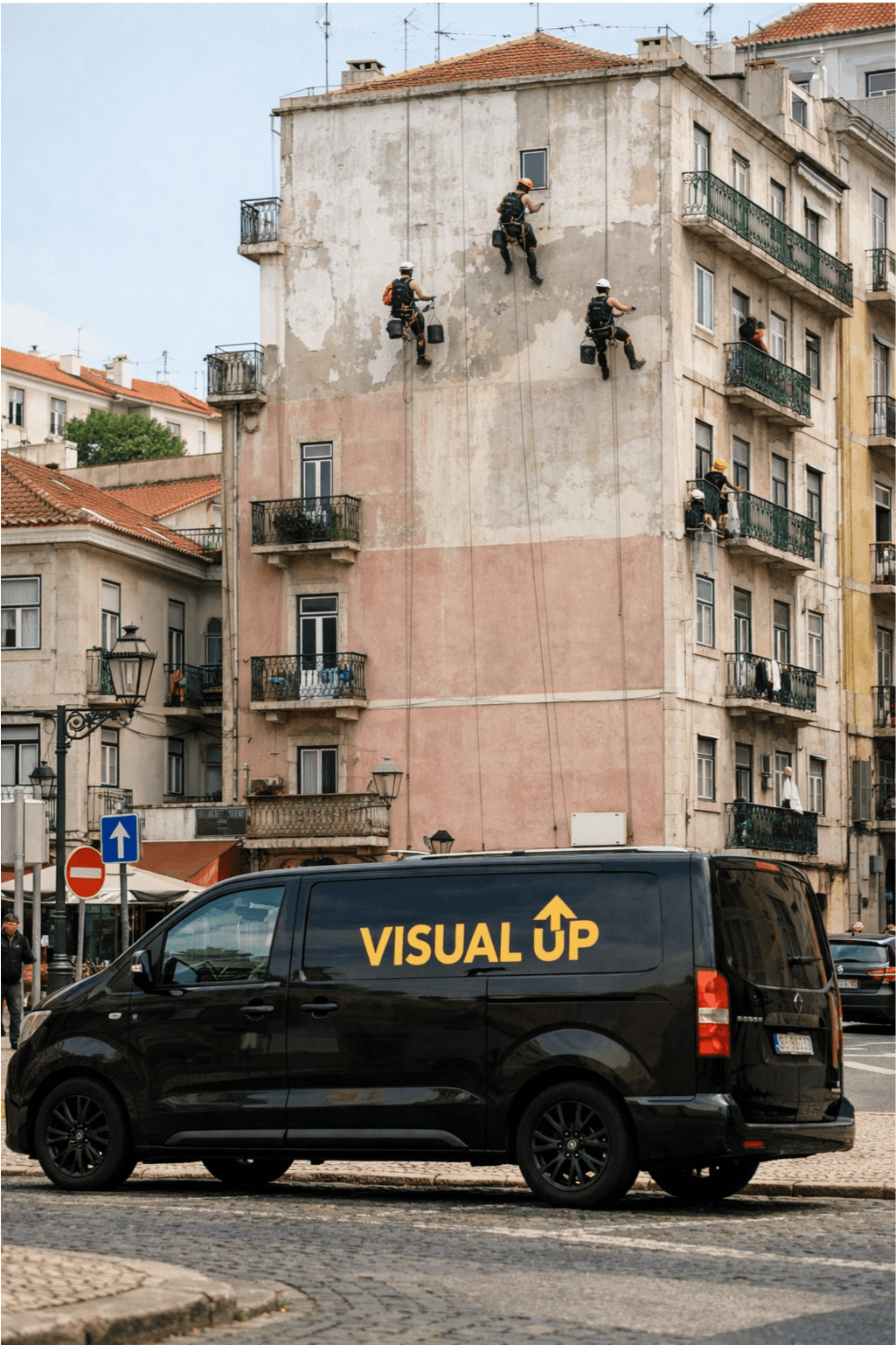 Carrinha Visual Up e equipa de acesso por cordas a trabalhar em fachada de edifício em Lisboa