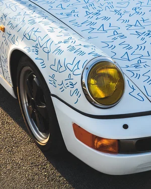 Dans le lookbook de la marque Danoise Another Aspect, le mannequin porte un costume gris et une chemise blanche