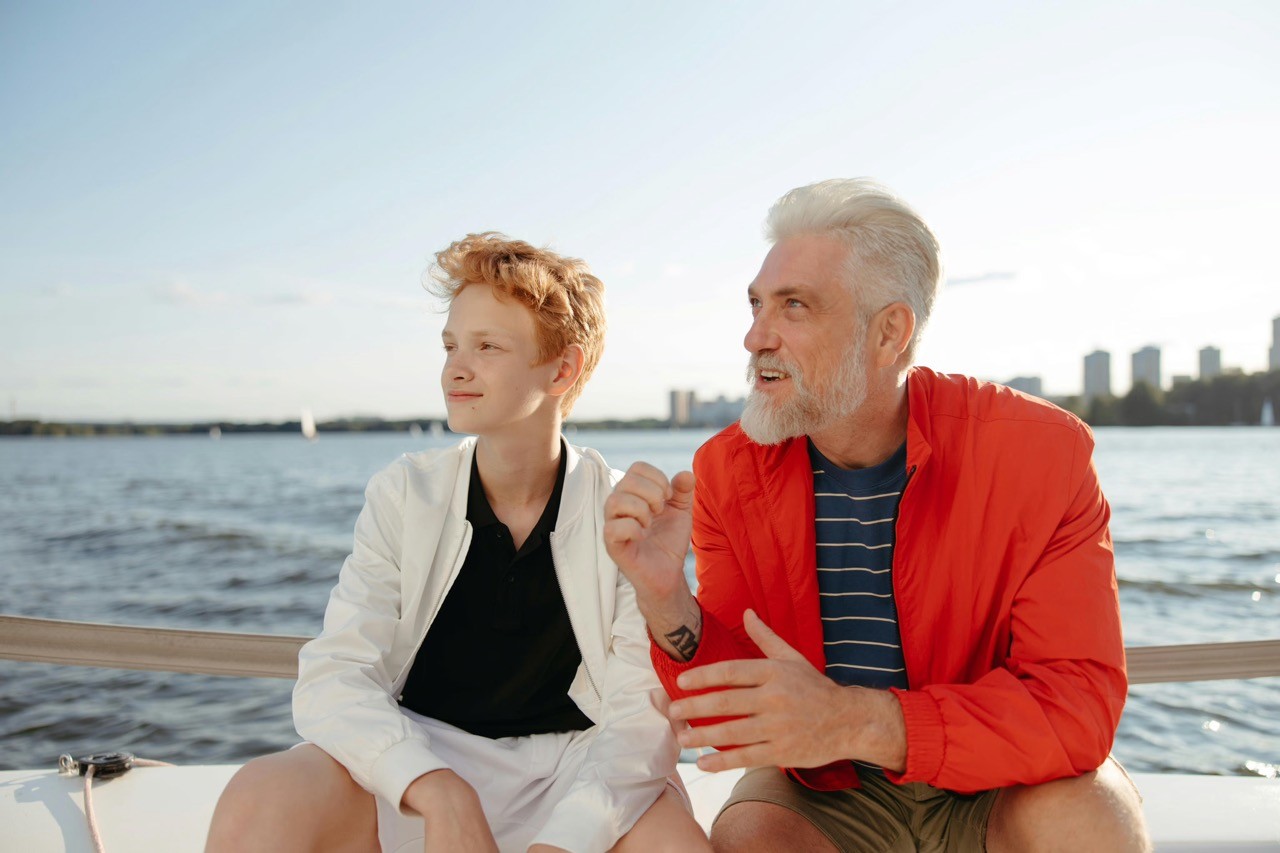 Vader en zoon varen samen op het water tijdens hun verblijf in Spanje
