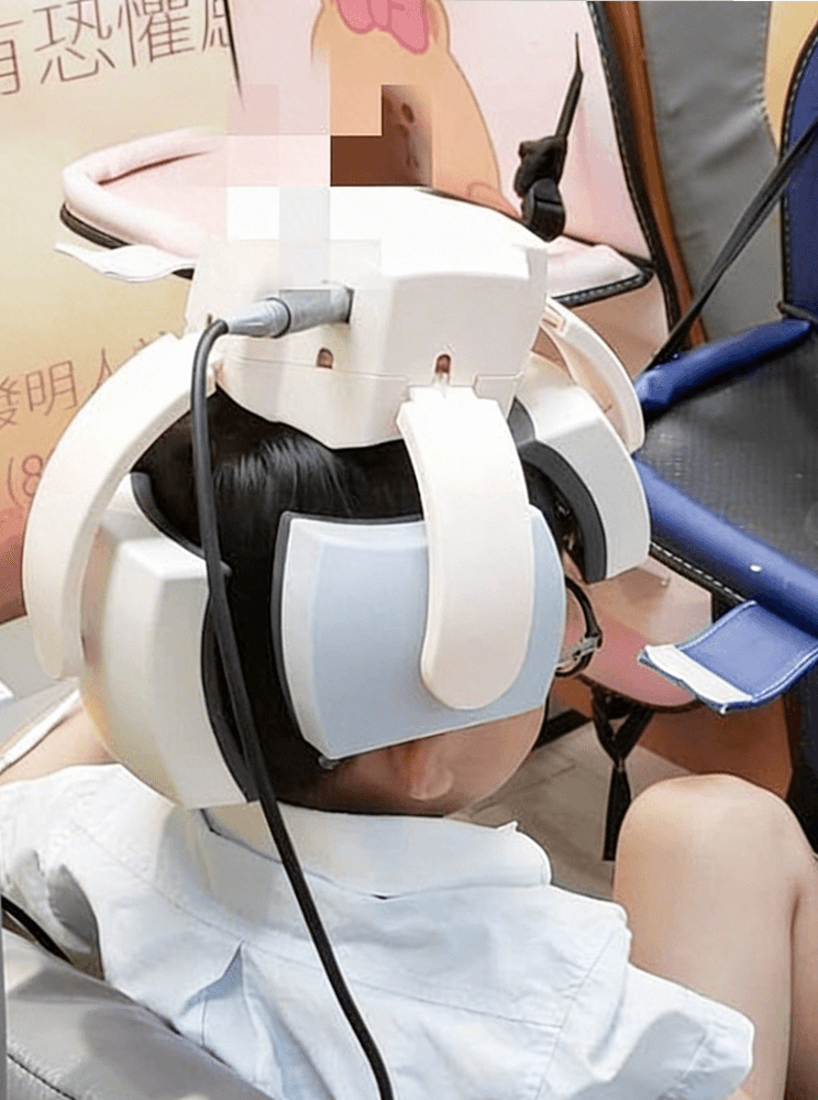 一個藍童帶着狀元智能帽