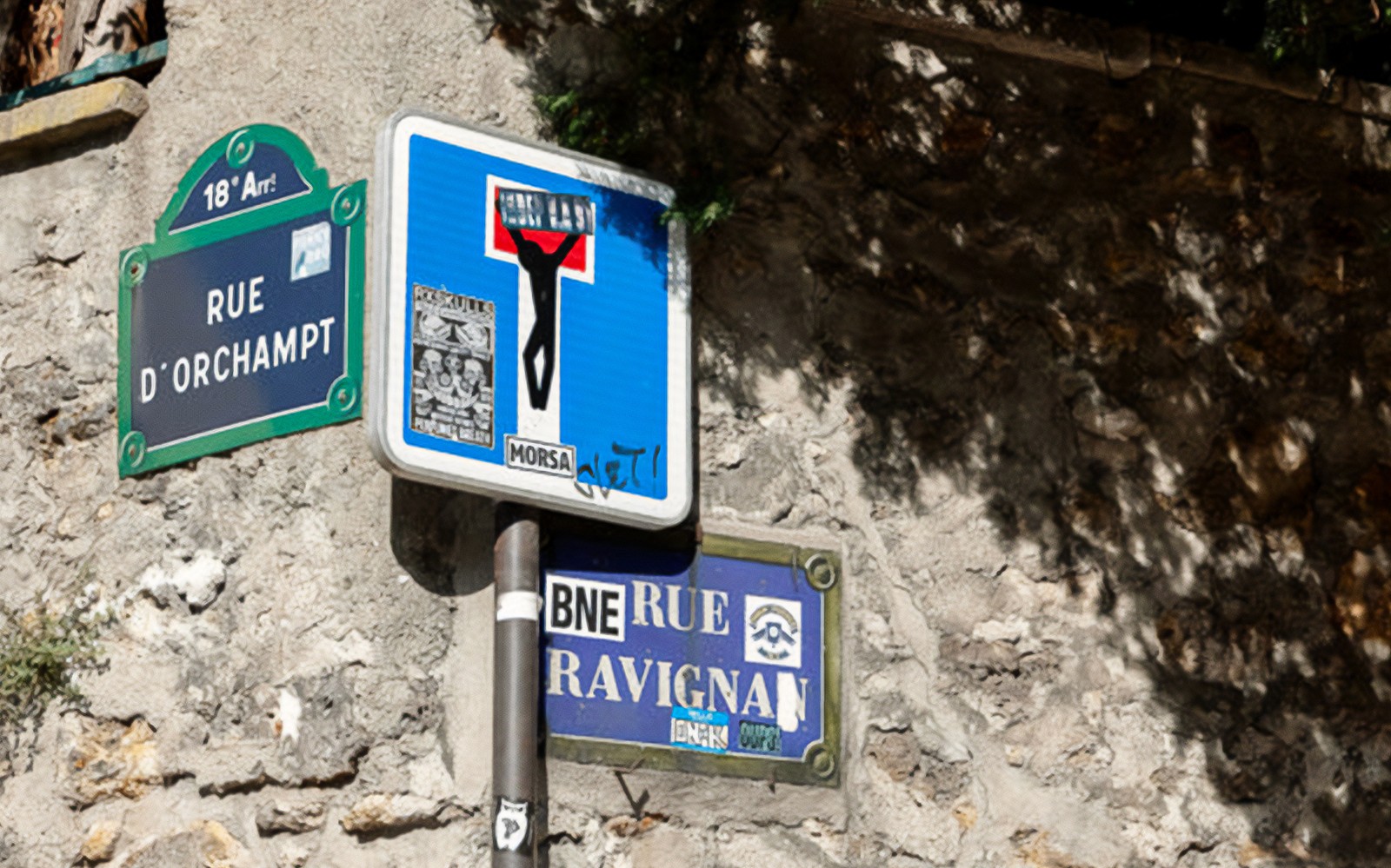 巴黎蒙马特的街头标志上有艺术涂鸦。