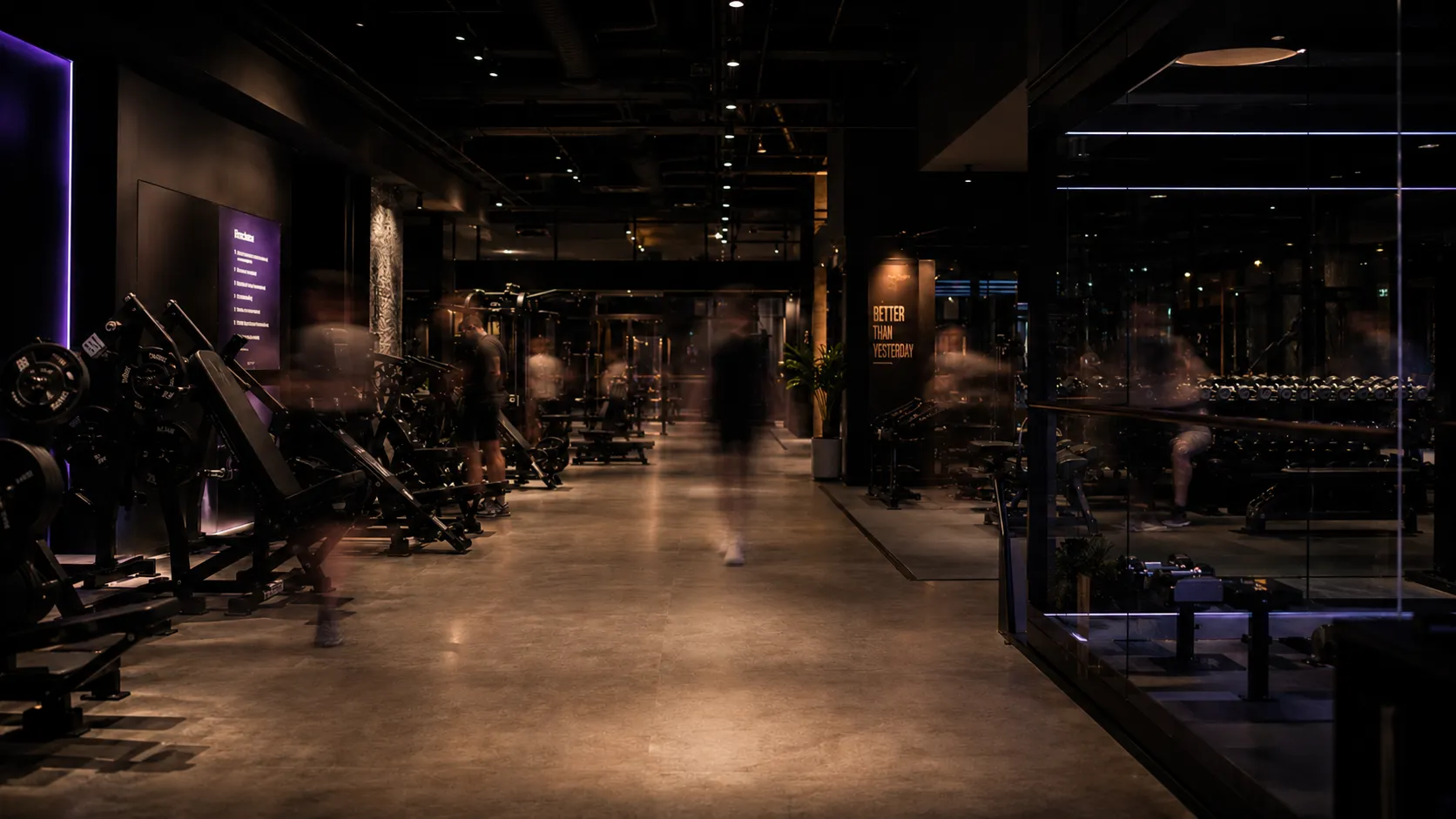 Gym moderne le soir avec des gens qui s'entraines