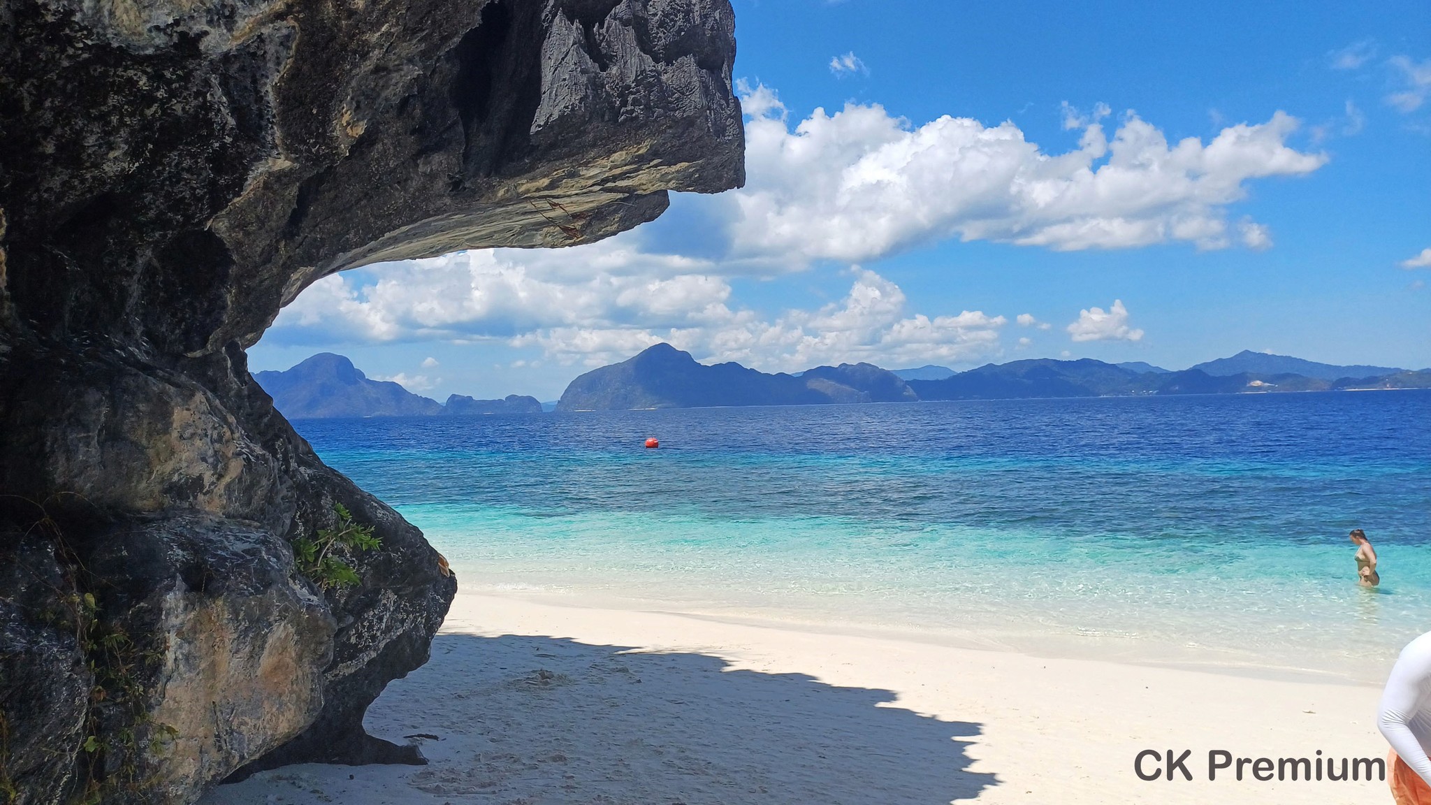 Kombinace modré vody a skalního útesu v El Nido, Filipíny.