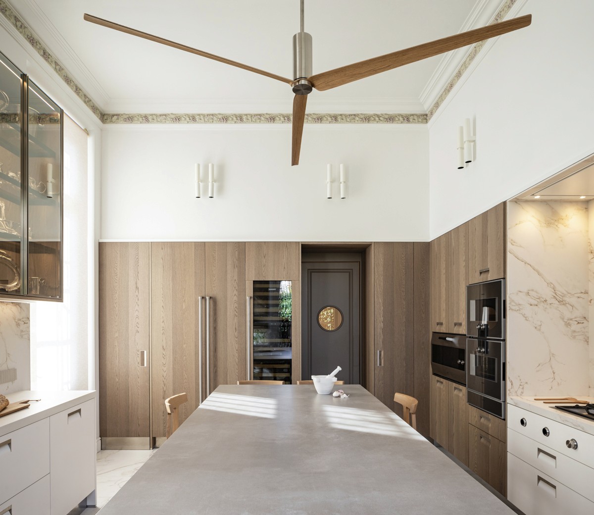 Cocina Arclinea con acabados en mármol y madera de alta gama