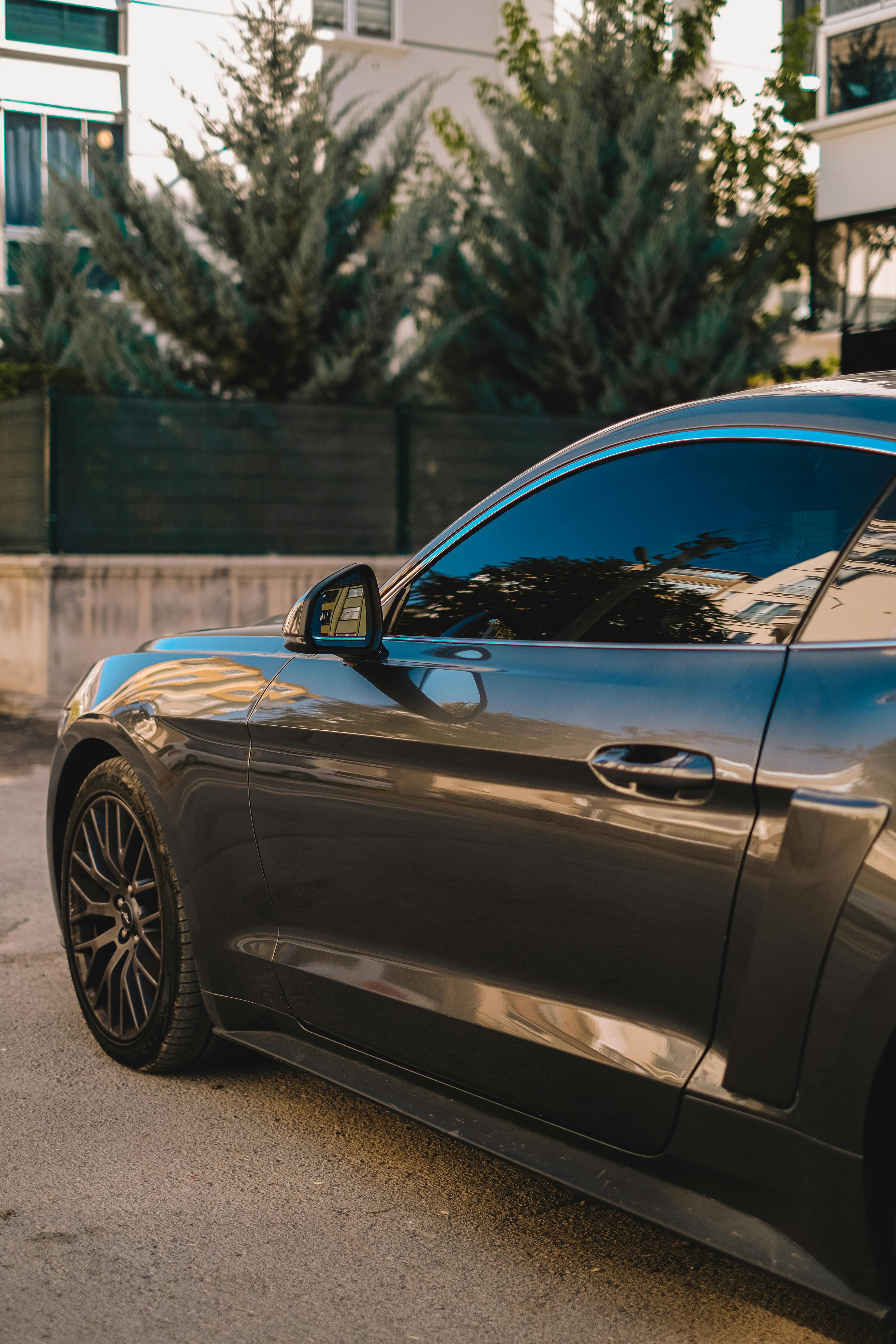 Ein Ford Mustang von der Seite mit getönten Scheiben