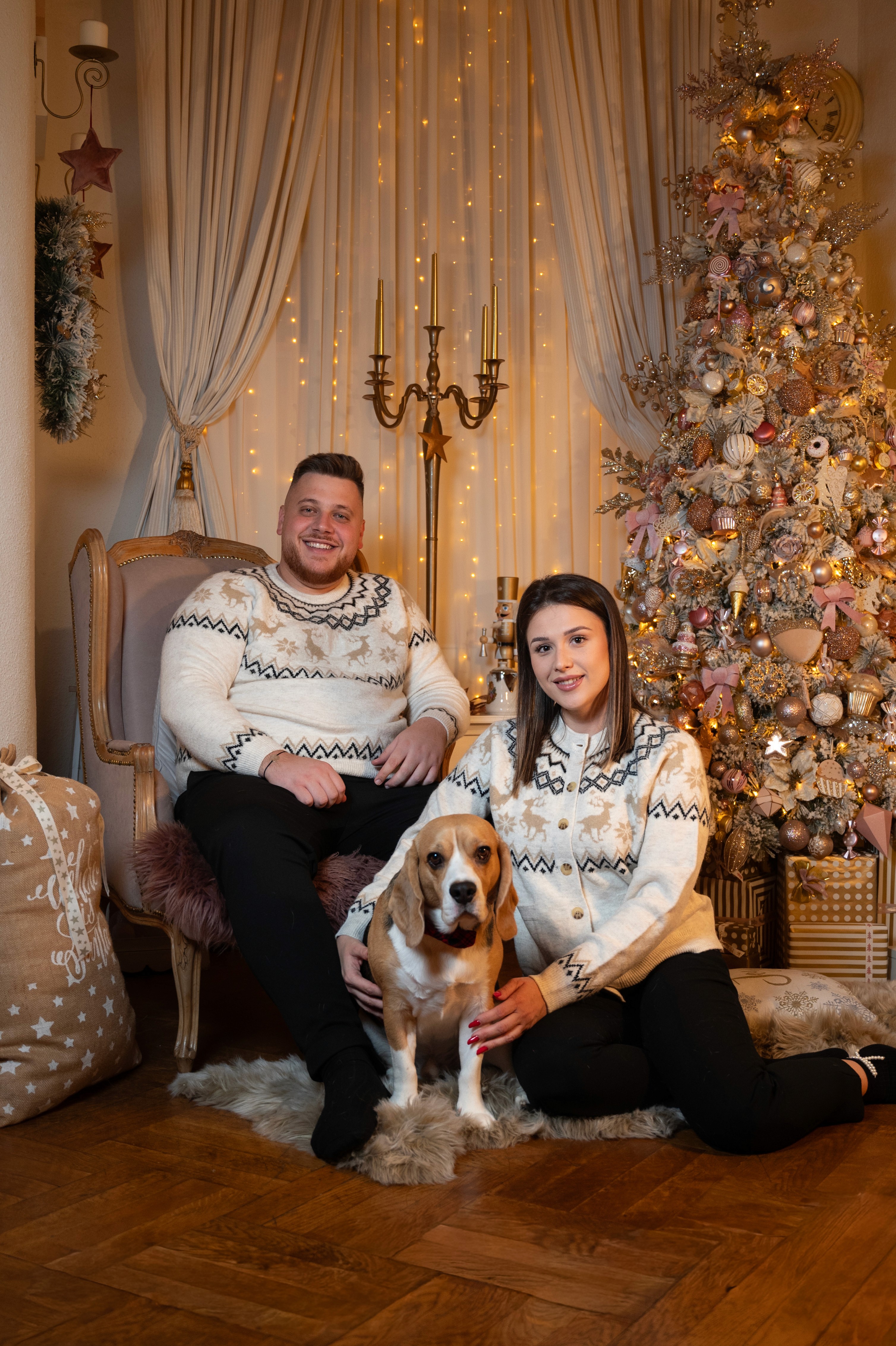 Ședință foto de Crăciun cu familie și câine, decor cozy și atmosferă caldă