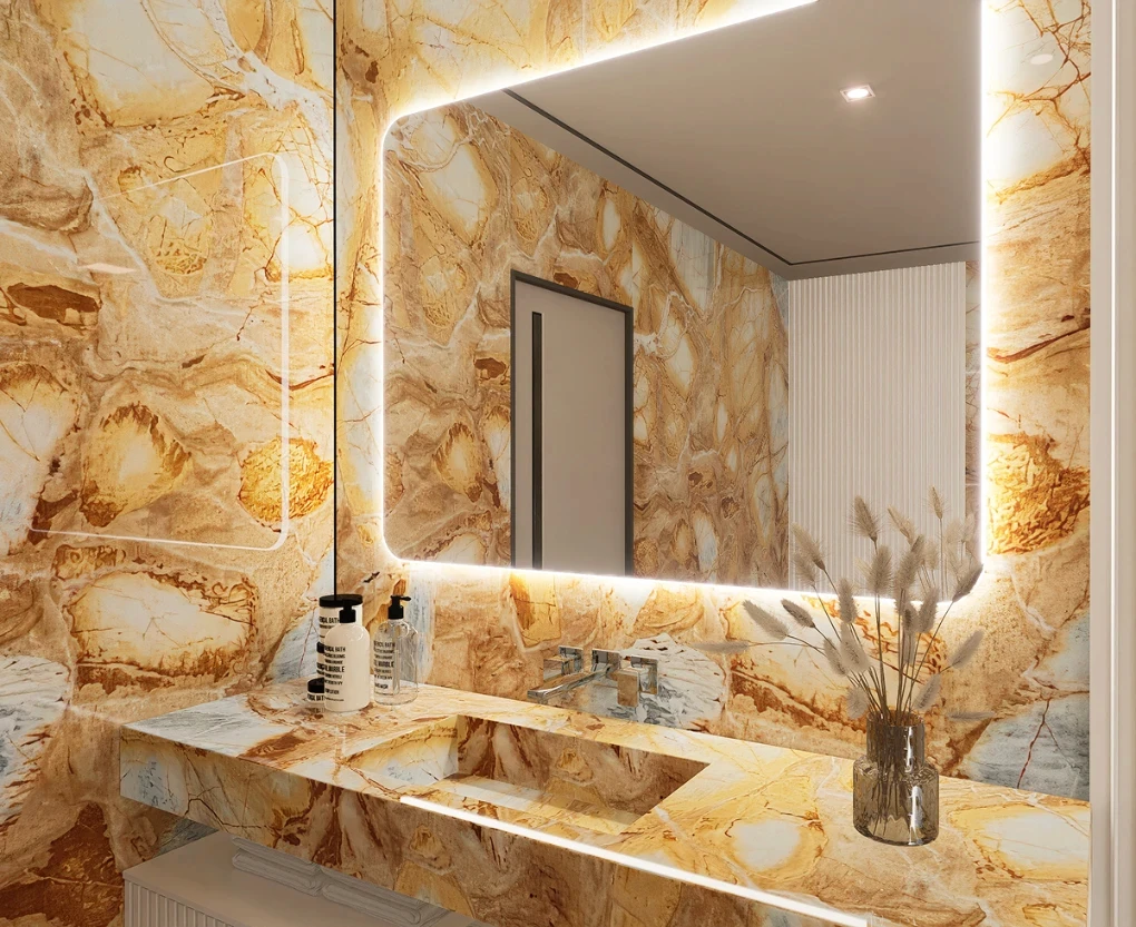Bagno di lusso con rivestimenti in marmo Calacatta Re Sole, caratterizzato da tonalità bianche e venature dorate intense, arricchito da un design elegante e dettagli di alta qualità.