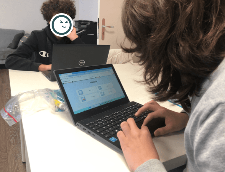 Un élève et une enseignante avec lui