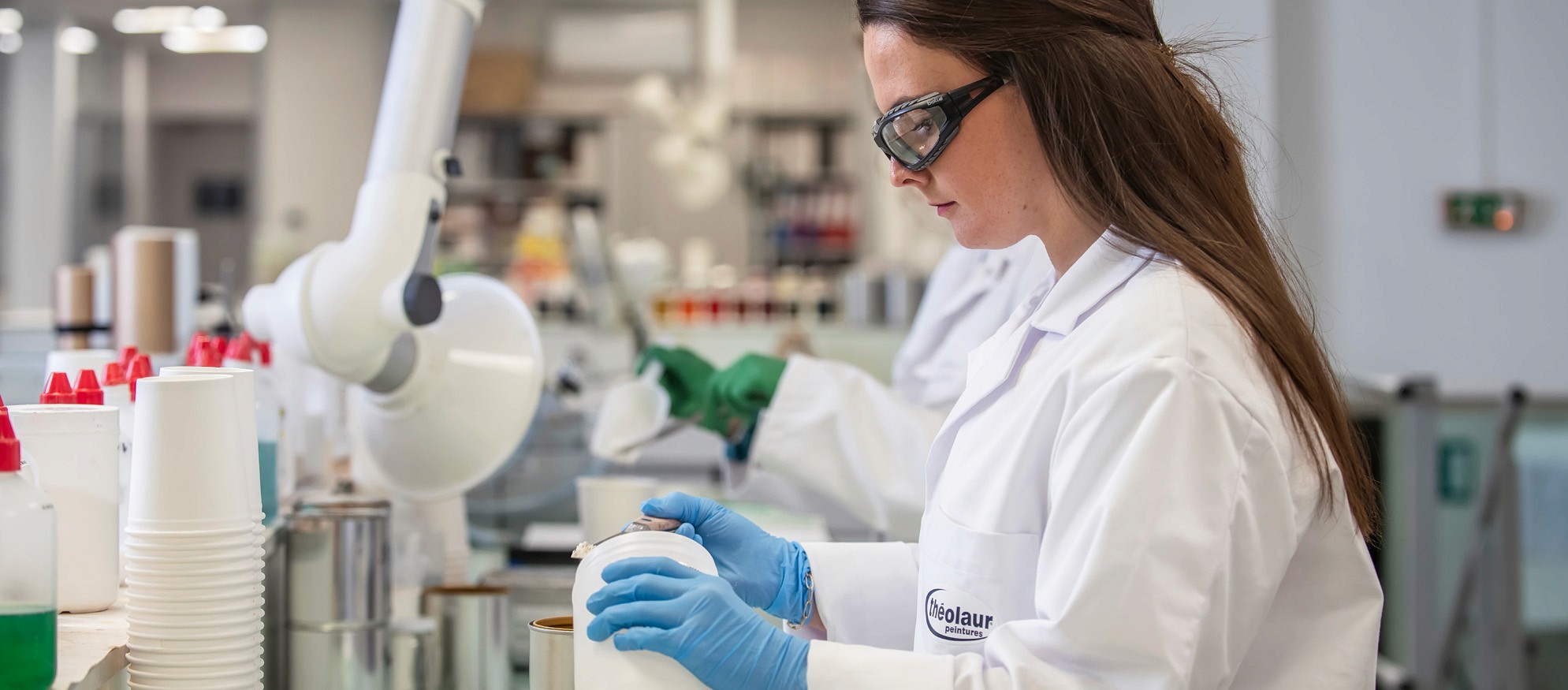 Laborantine en test produit pour la R&D Théolaur à Lille – Nord | Photographe pro Anteale | Yann Manac’h