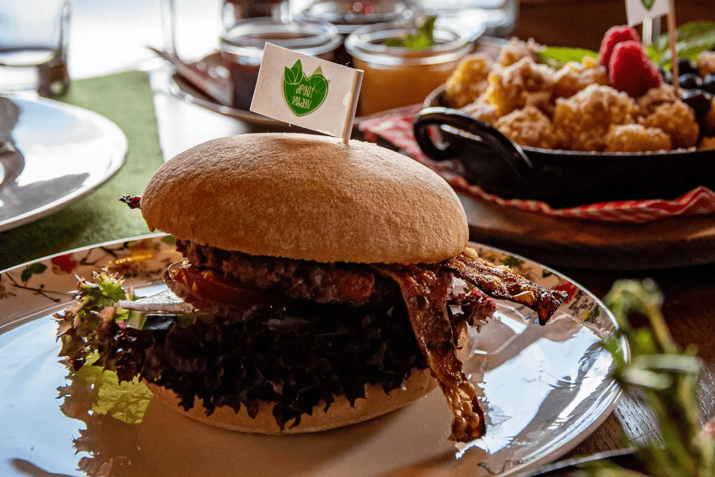 Ein Bild von einem frisch zubereiteten Veggie Burger auf der Bubis Schihütte.