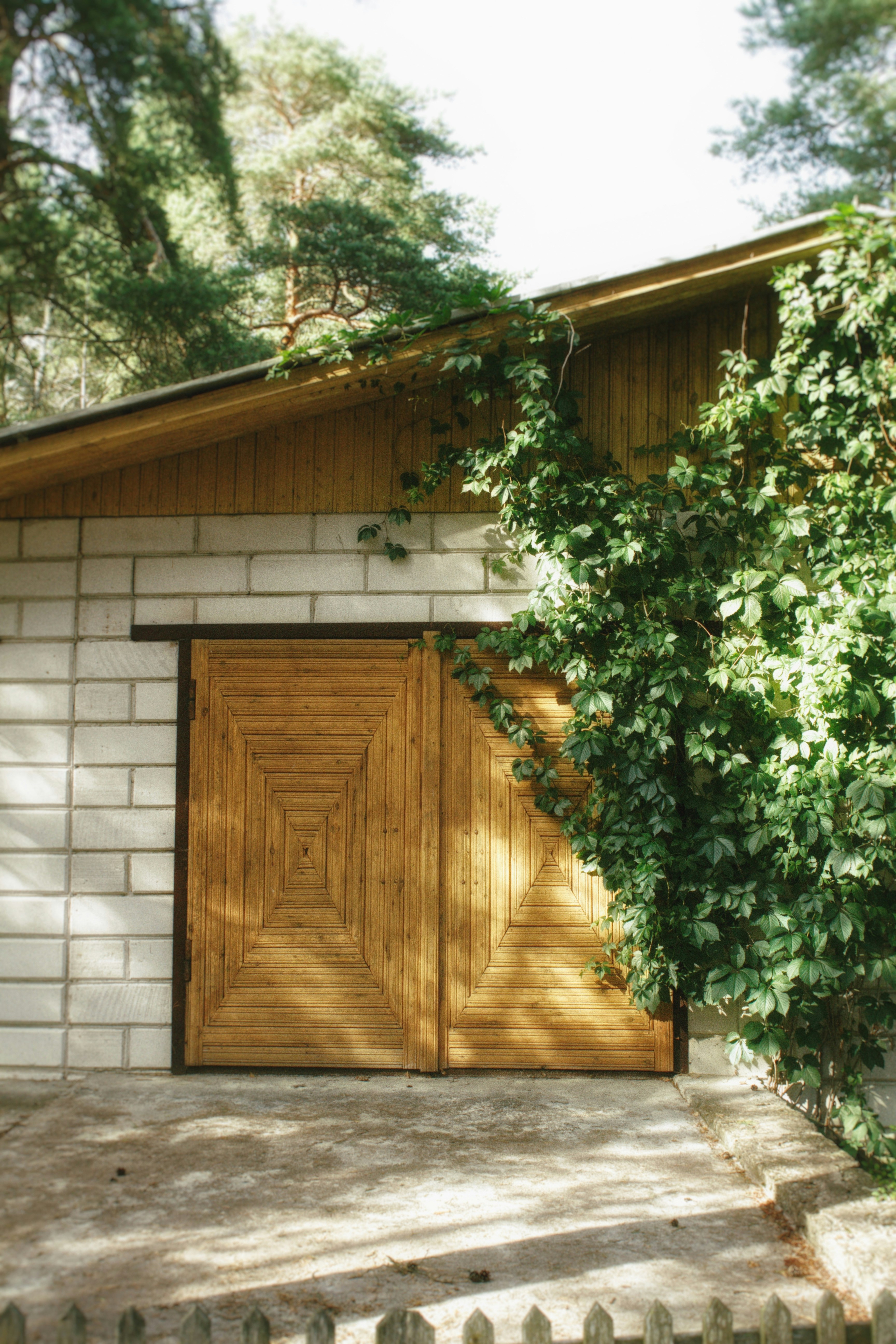 Garage met groen ervoor.