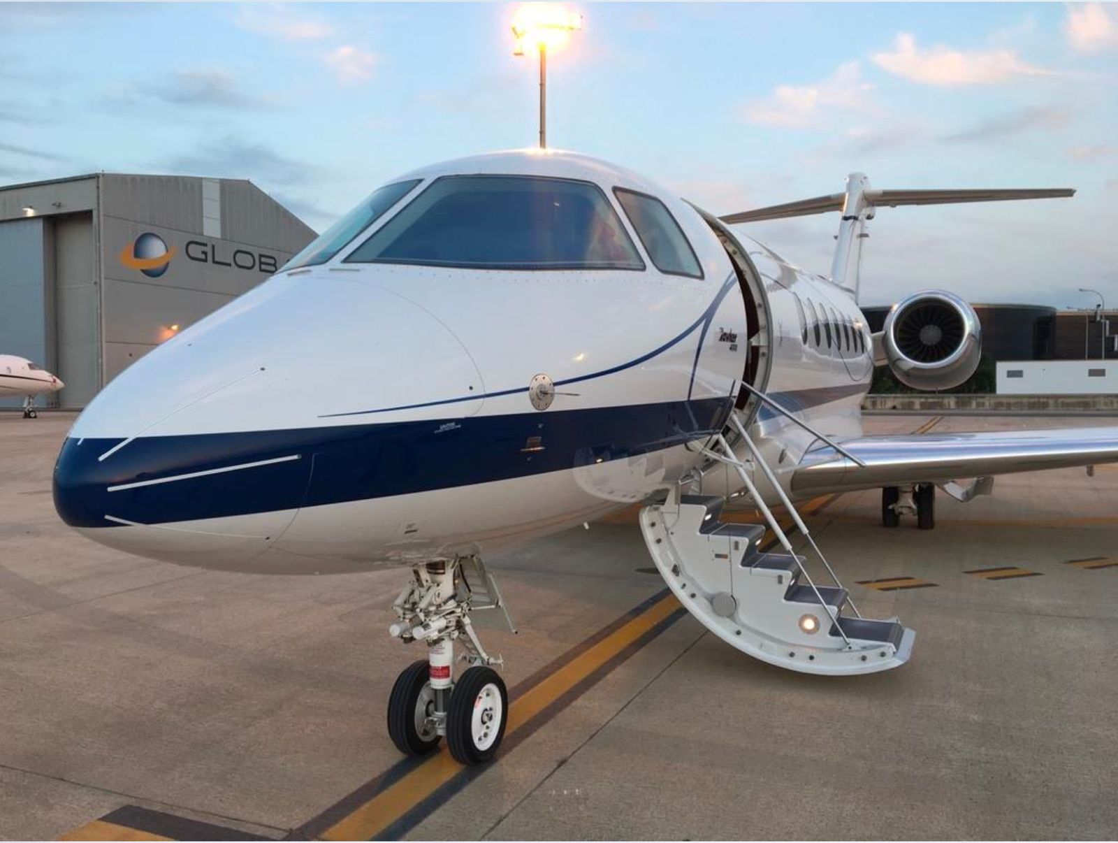 2011-Hawker-4000(1)