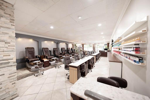 Best nail salon Naperville