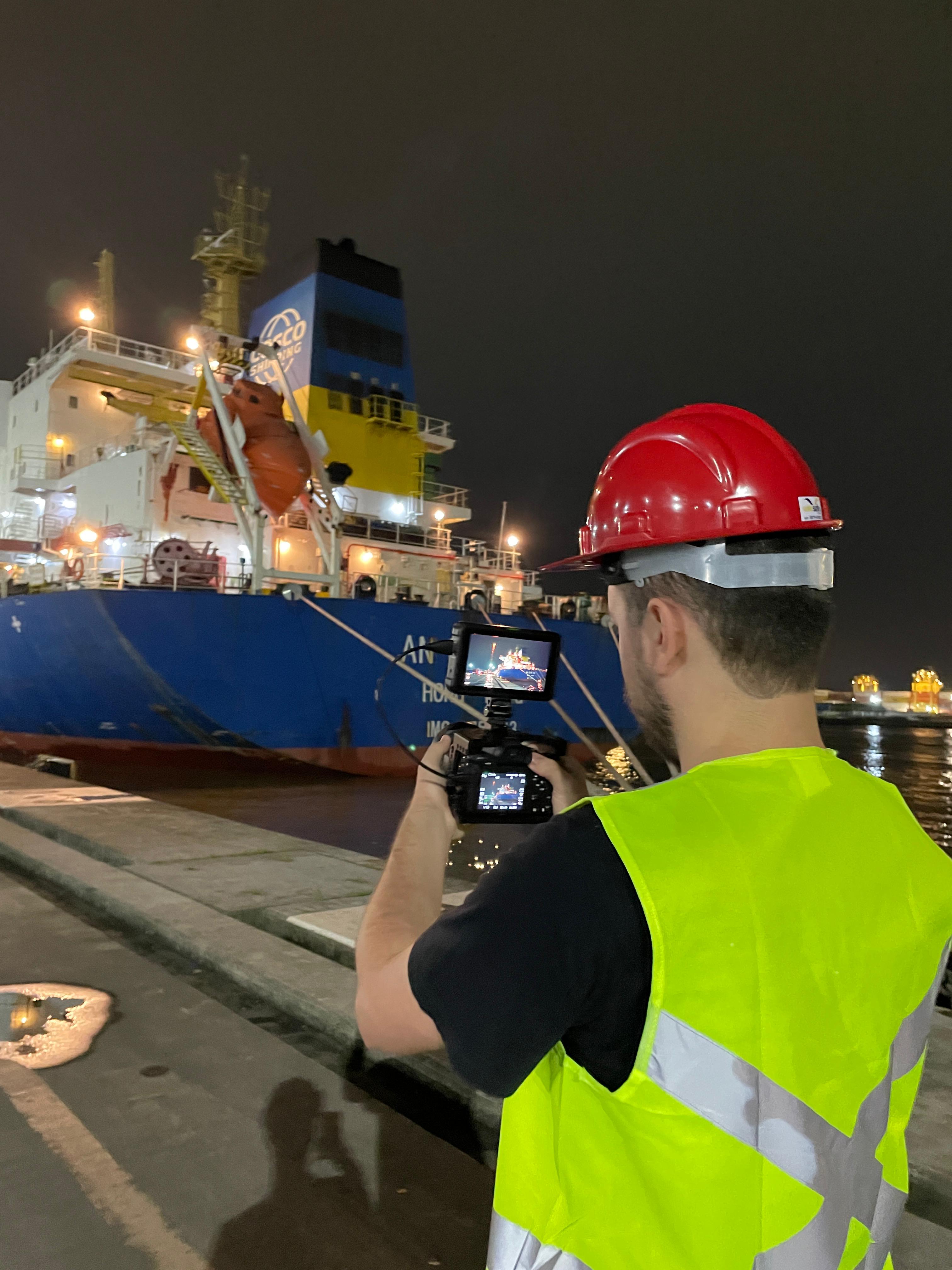 Adilson viodemaker operador de câmera filmando um navio no porto de Itajaí com a câmera em maos