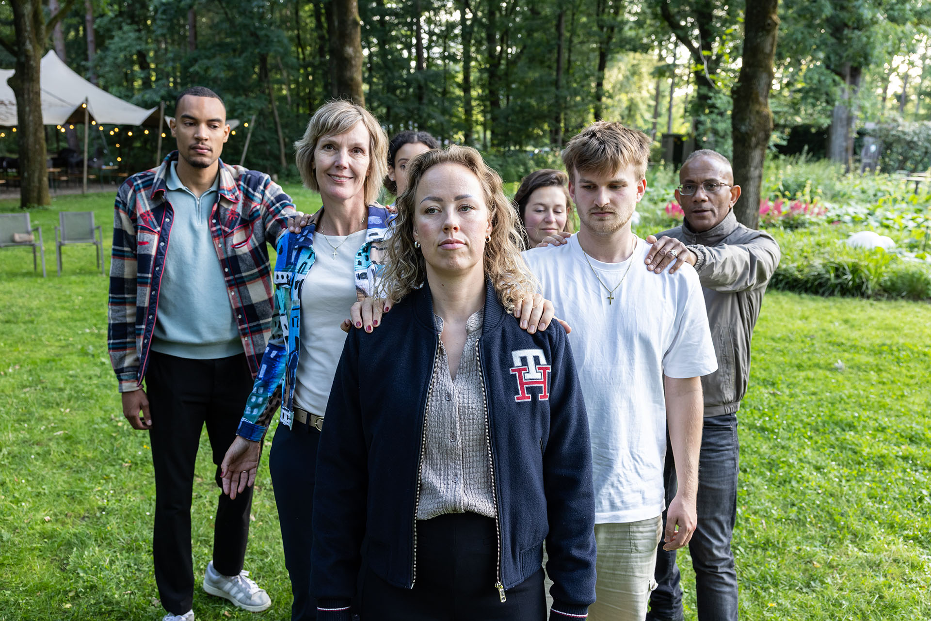 Mensen houden elkaars schouder vast