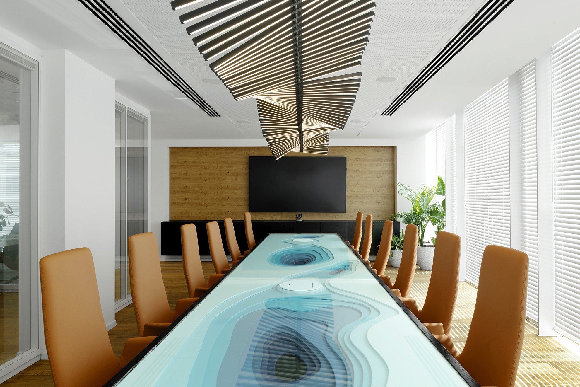 אזור אוכל משרדי עם ישיבה משותפת ותכנון פתוח המשלב אור טבעי ונוף חוץ