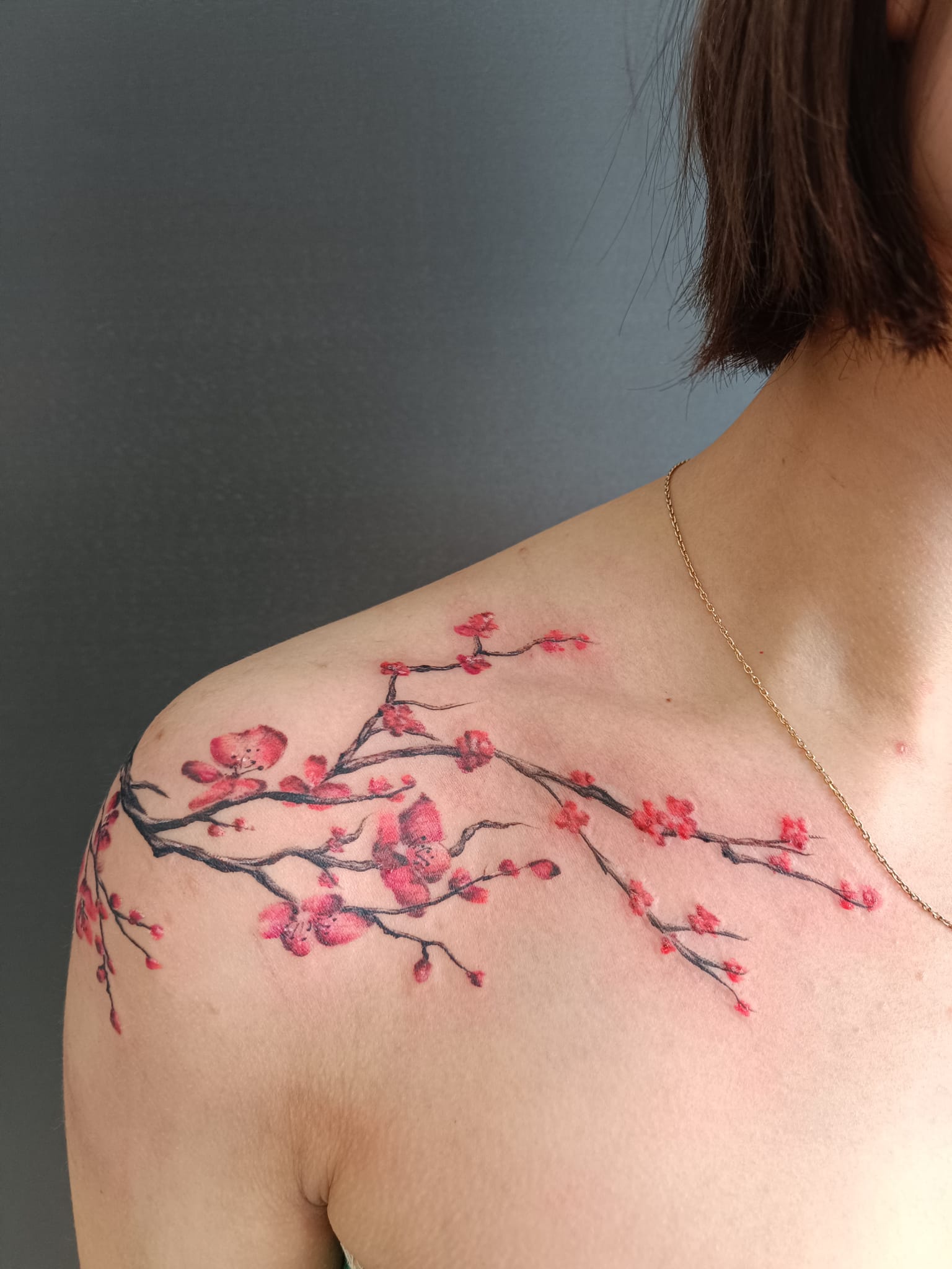 tatouage arbre rose epaule