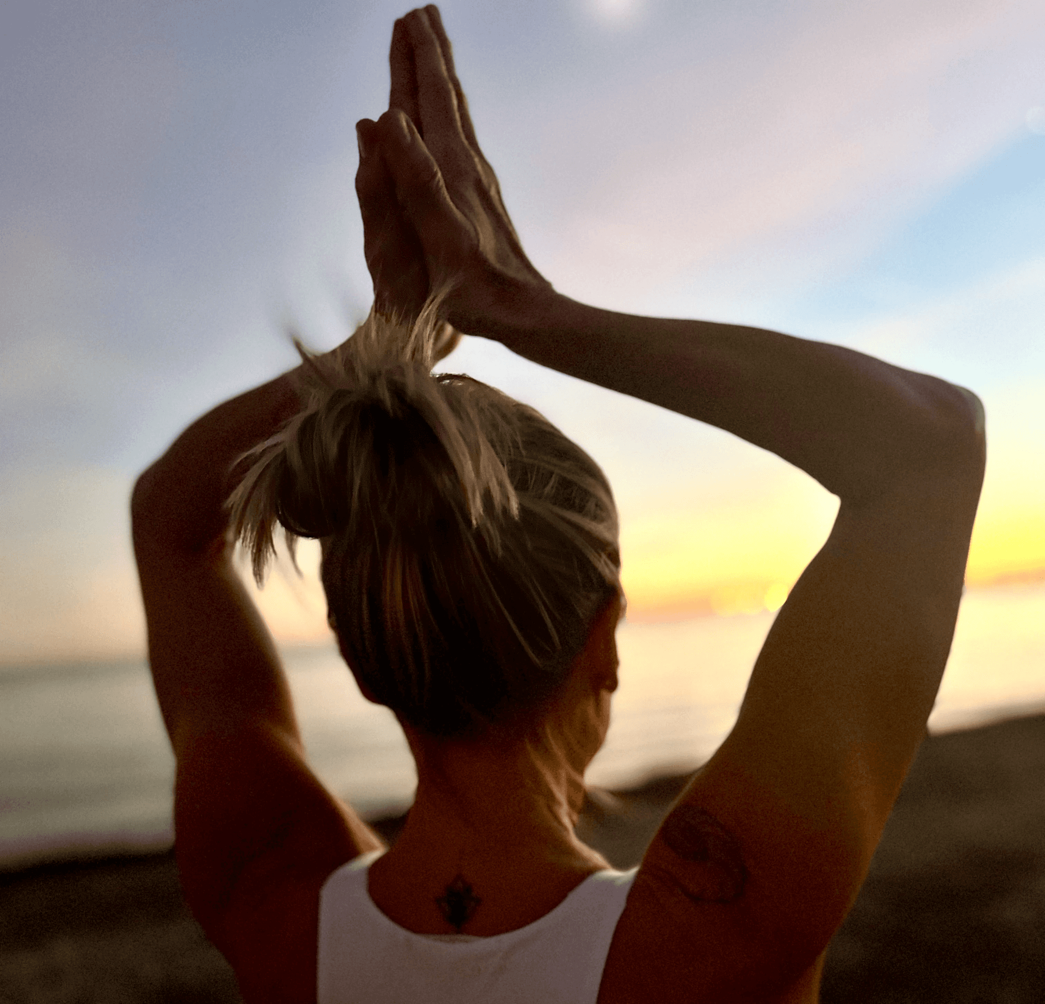 mujer con postura de yoga