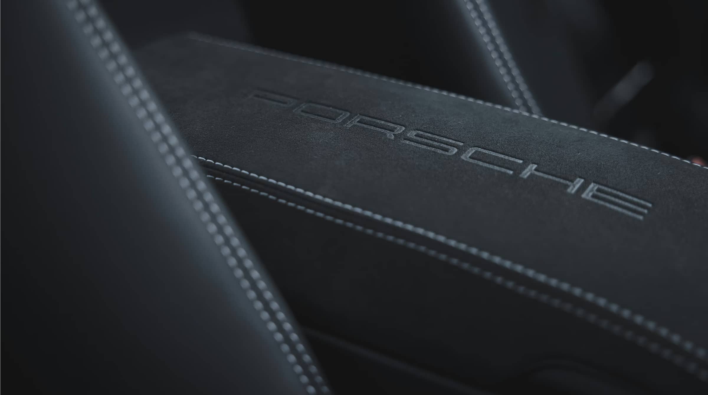 Après nettoyage de l’Alcantara d’une Porsche 911