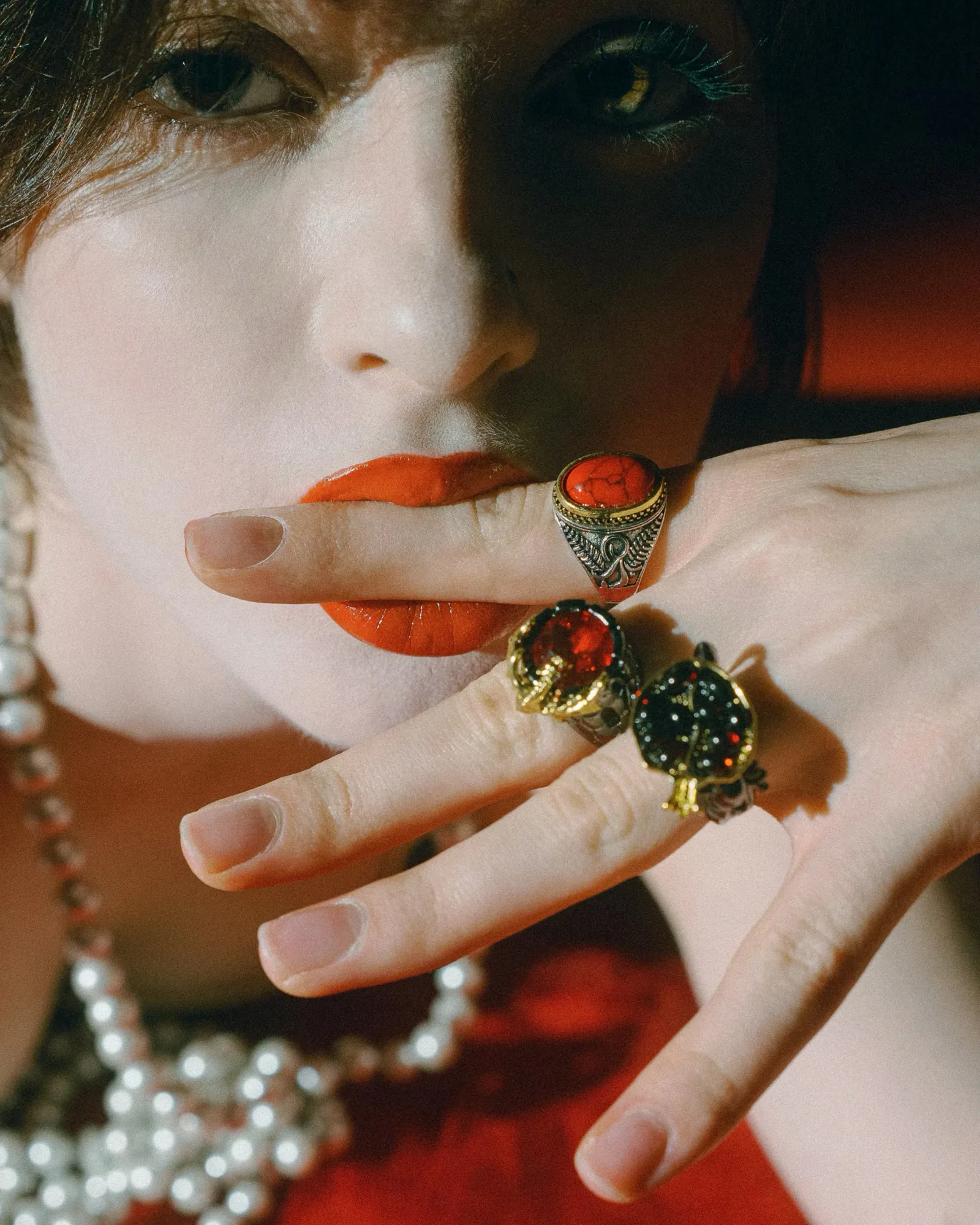 The Colour of Pomegranates — project image 08 by Roman Olinchuk. 香港攝影、創意影像及視覺敘事作品。