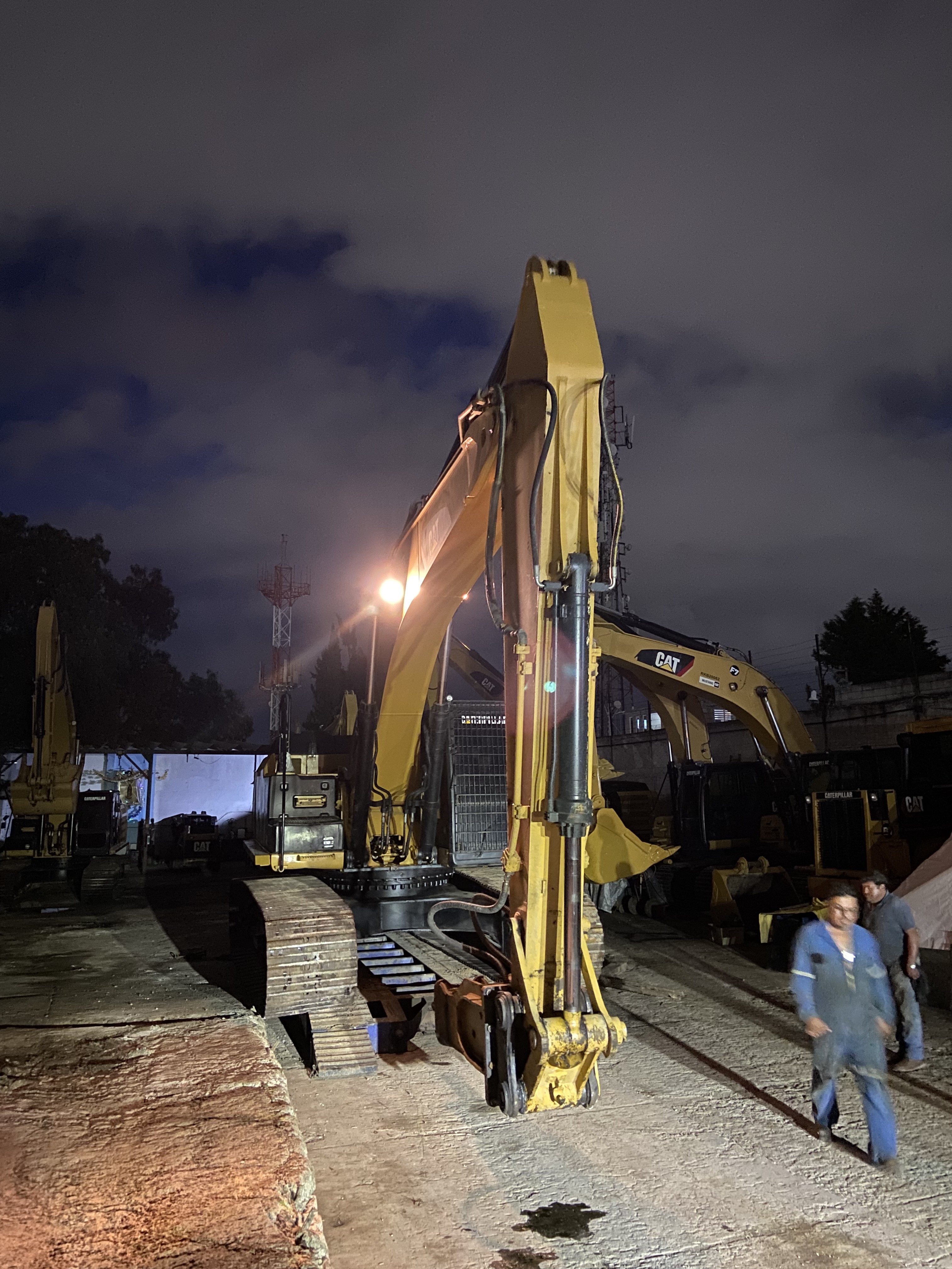 Renta de excavadora Caterpillar para movimiento de tierra en obra