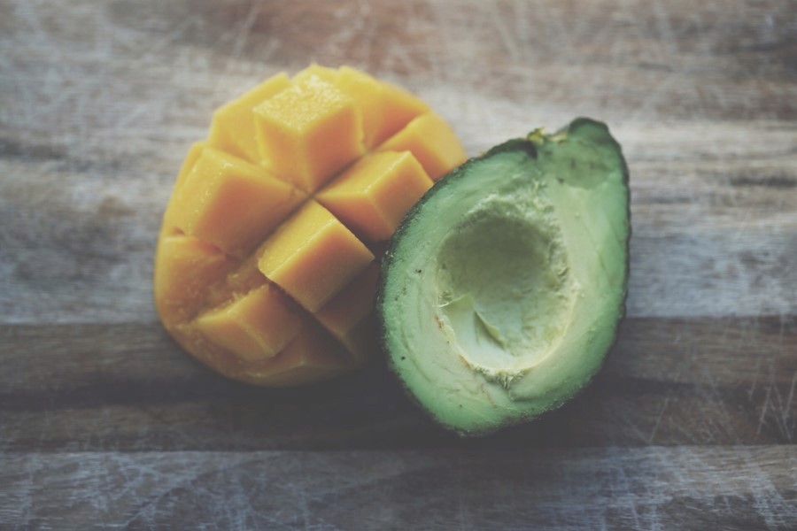 Frutta estiva: mango e avocado