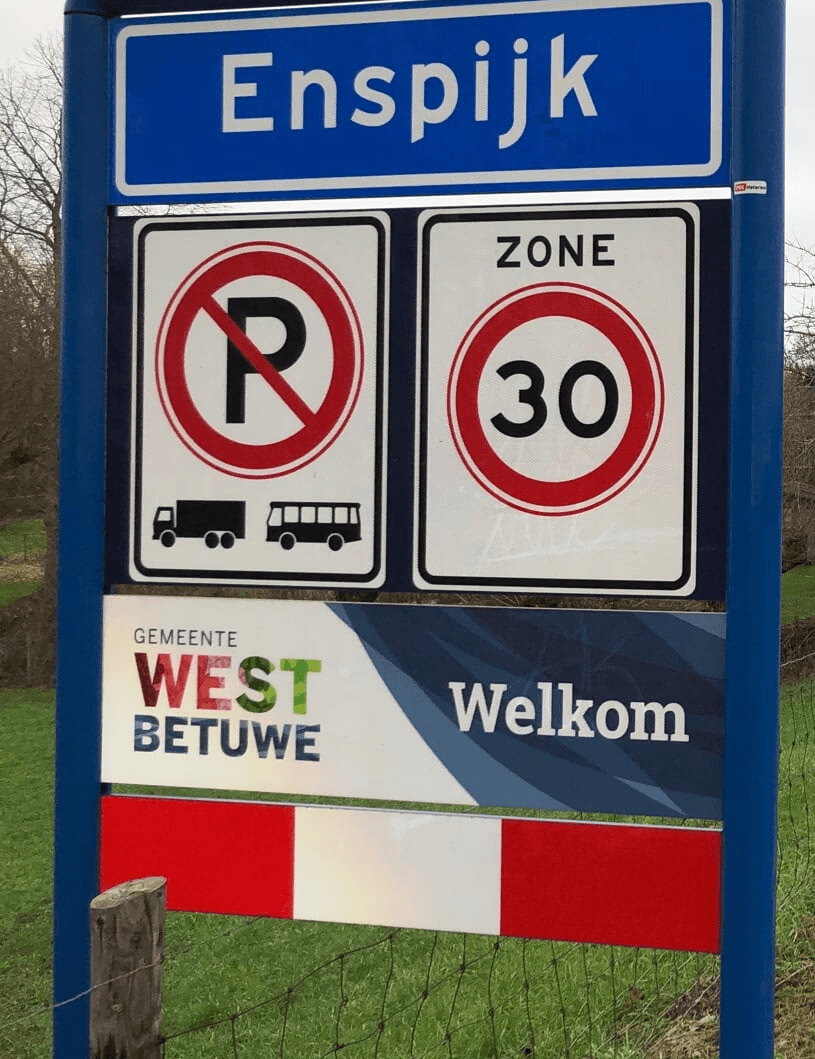 Monteur die dakgoot schoonmaakt met stofzuiger