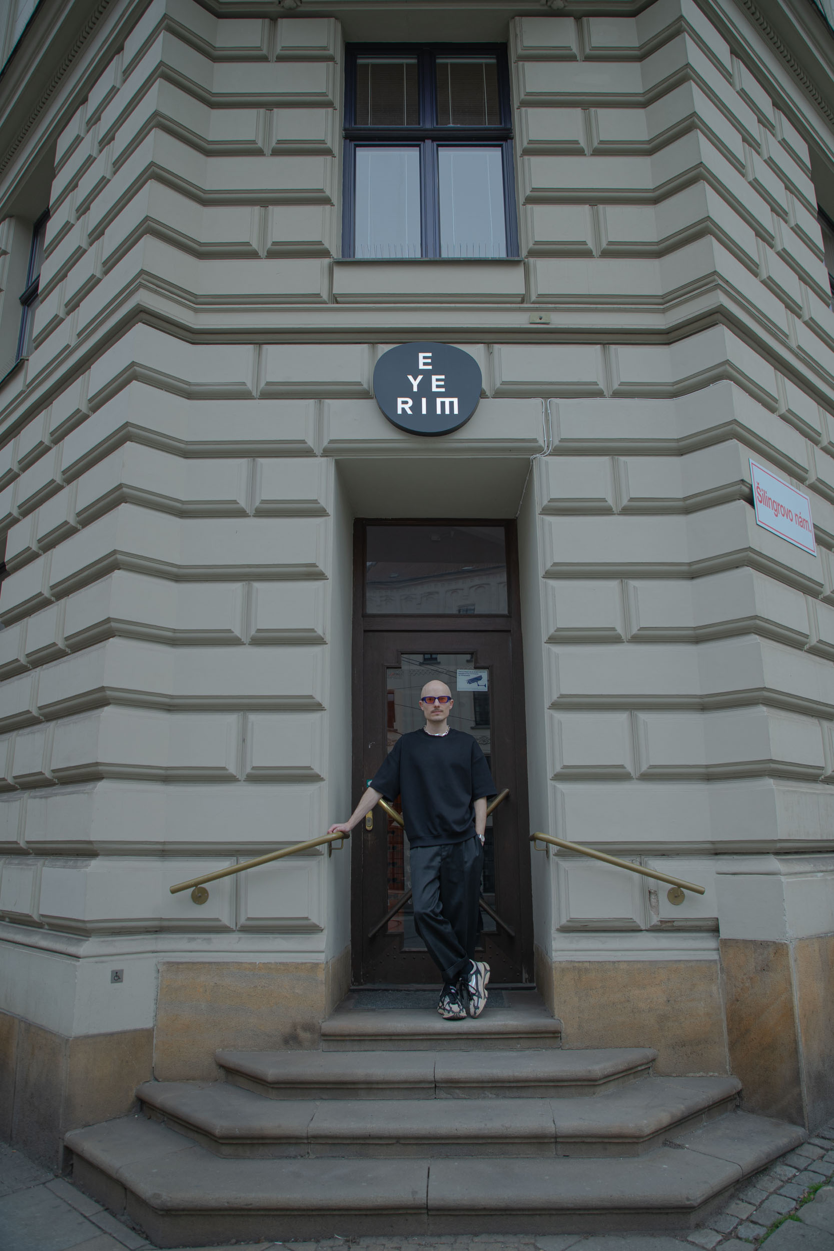 Svítidlo YKB spojuje funkční osvětlení se sochařským designem a v coworkingovém prostoru od Jiřího Krejčiříka zvyšuje jak užitnost, tak estetickou hodnotu.
