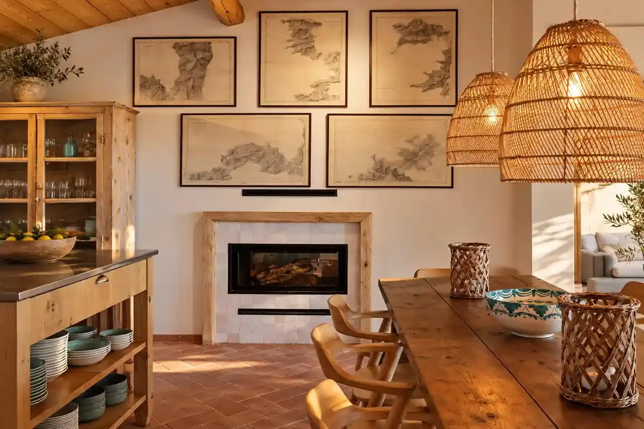 Salle à manger avec cheminée d'une maison chaleureuse en Corse