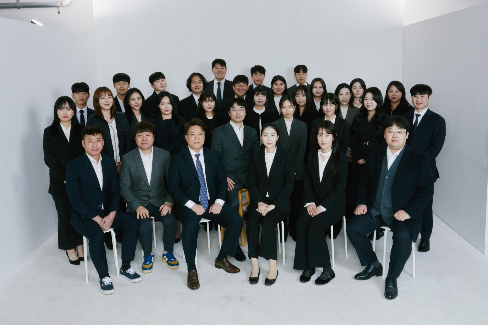 안택스 에셋 직원들이 함께 모여 촬영한 단체 사진