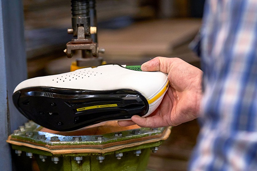 photographie reportage métier homme fabriquant chaussures