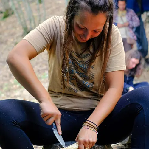 donna in esperienza di survival consapevole tra sopravvivenza indigena e bushcraft in natura