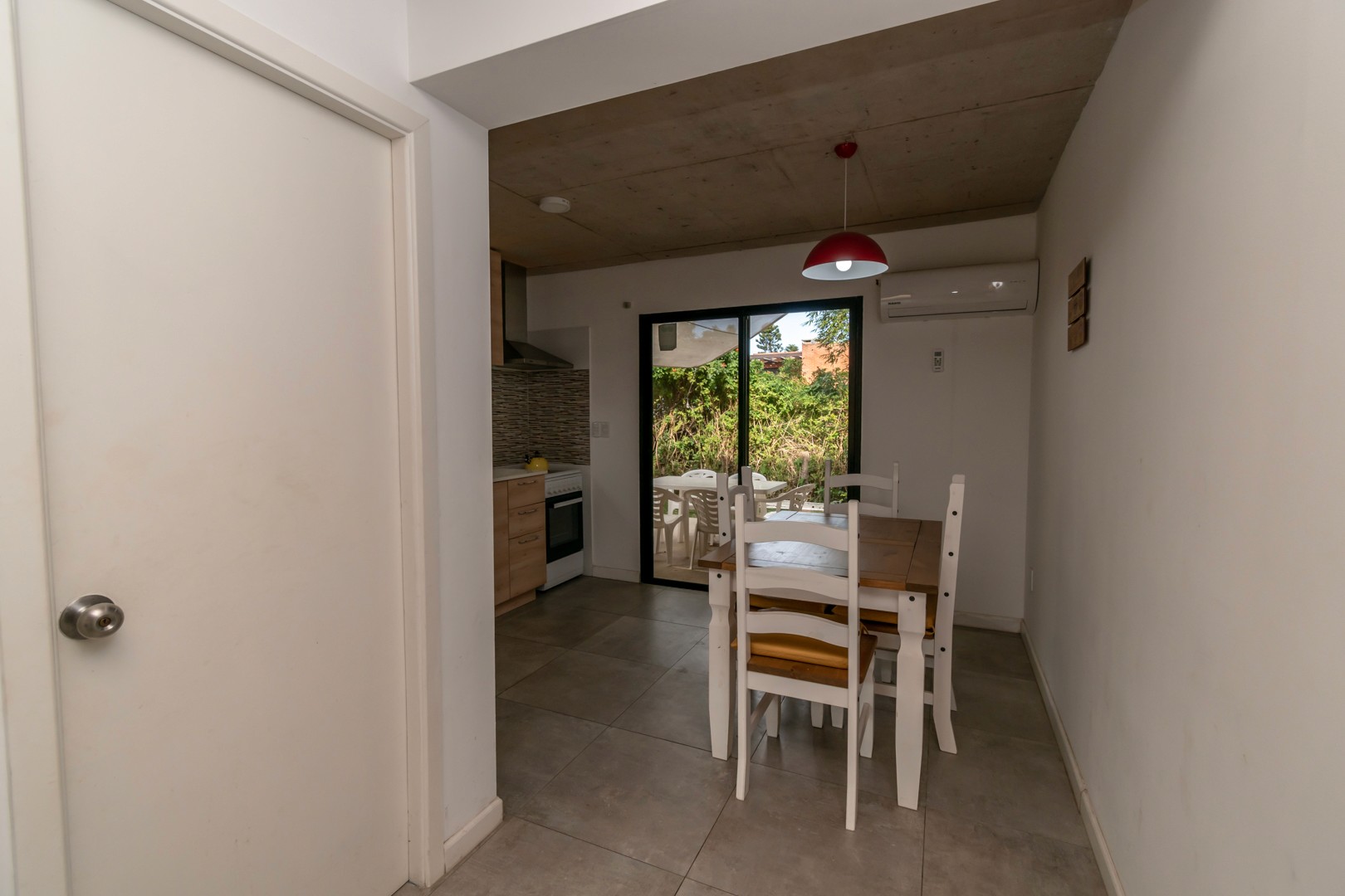 Cocina de Casa Gaviotas con diseño abierto - cocina moderna y funcional para preparar comidas.