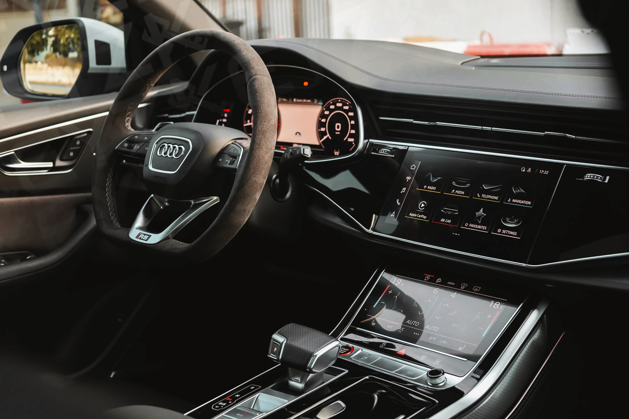 Vue interieur Audi RSQ8 Blanc – Location SUV à Dubaï | Keyz Rent