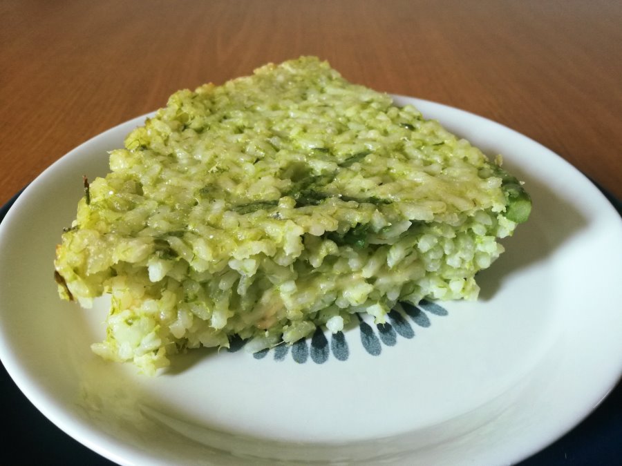 Porzione di riso al forno agli asparagi