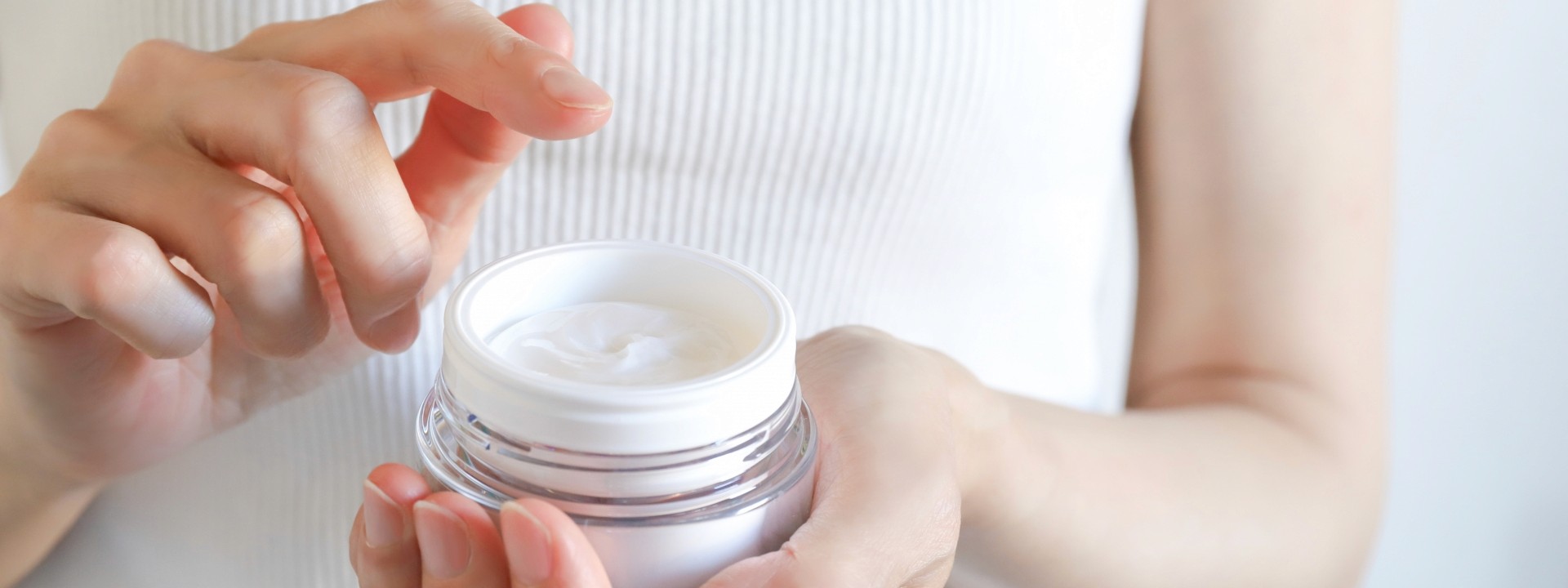 化粧品を持っている女性の画像