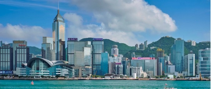 Skyline am Hafen von Hongkong an einem klaren Tag, Erinnerung daran, wie stark mit China verbundene Lieferketten vom Zollstreit betroffen sind.