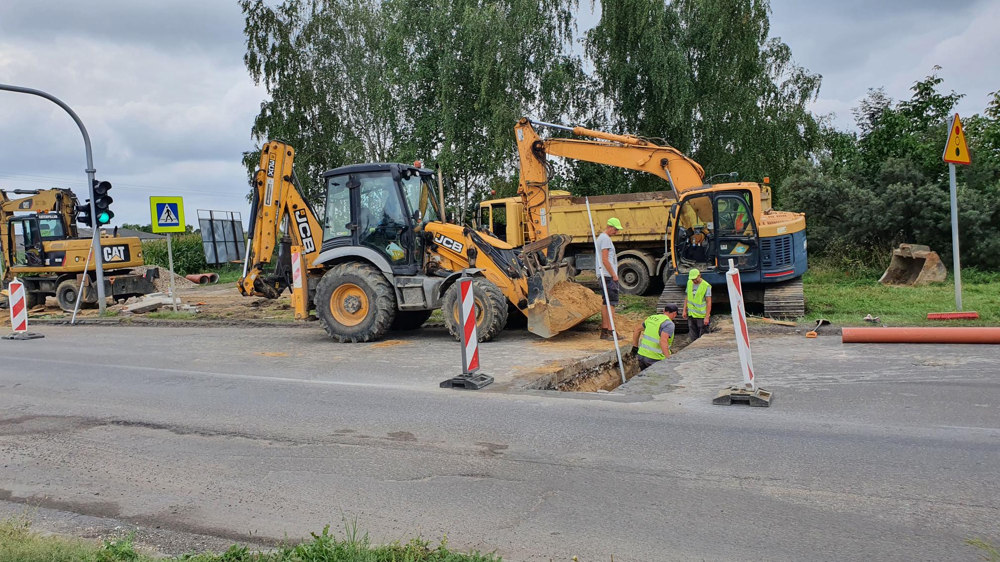 Roboty ziemne i montaż sieci