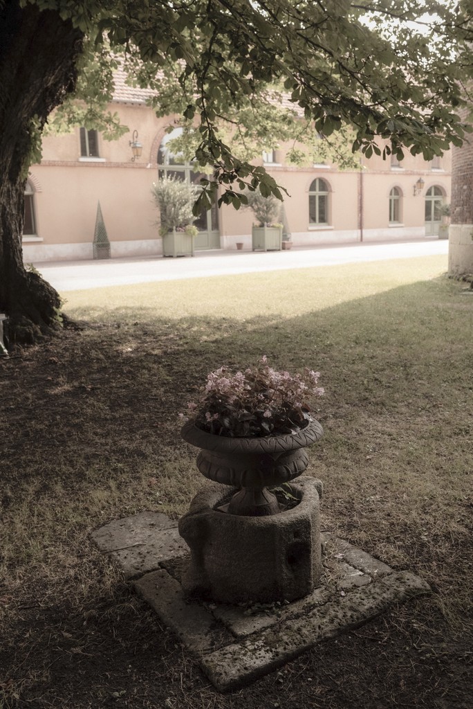 Album photo de luxe — French wedding photographer Paris — luxury wedding book France — Maison Elion — relique photographique rare — fragment intemporel — rituel artistique — photographe mariage haut de gamme — Seine-et-Marne 77 — album mariage bespoke sur mesure — timeless photography France — image symbolique — luxury French wedding photography