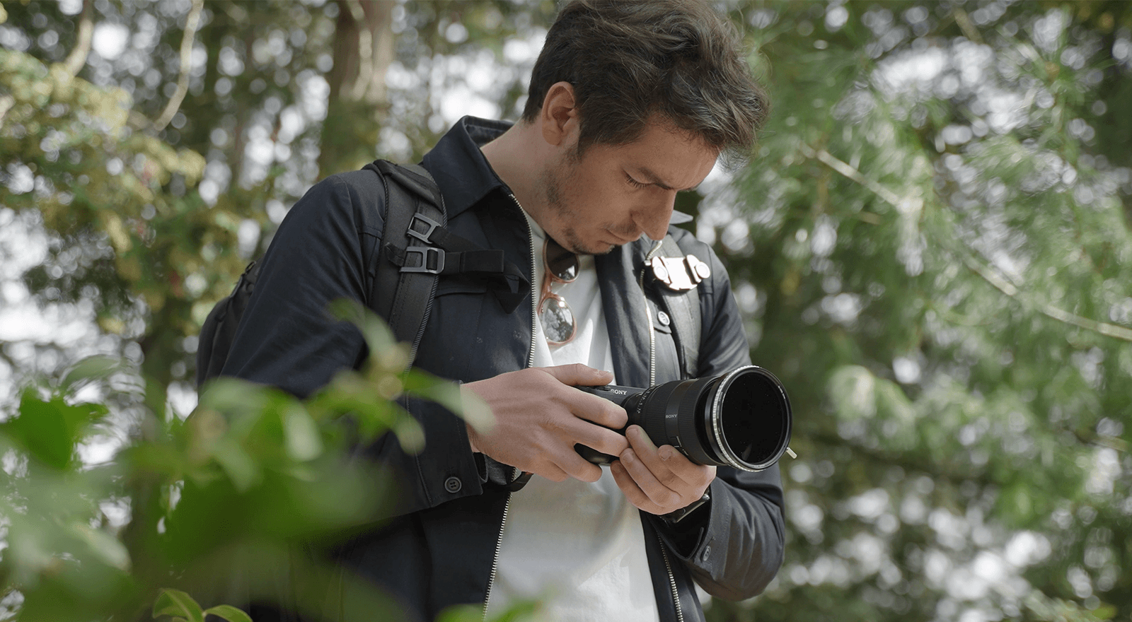 Un homme qui tient une caméra