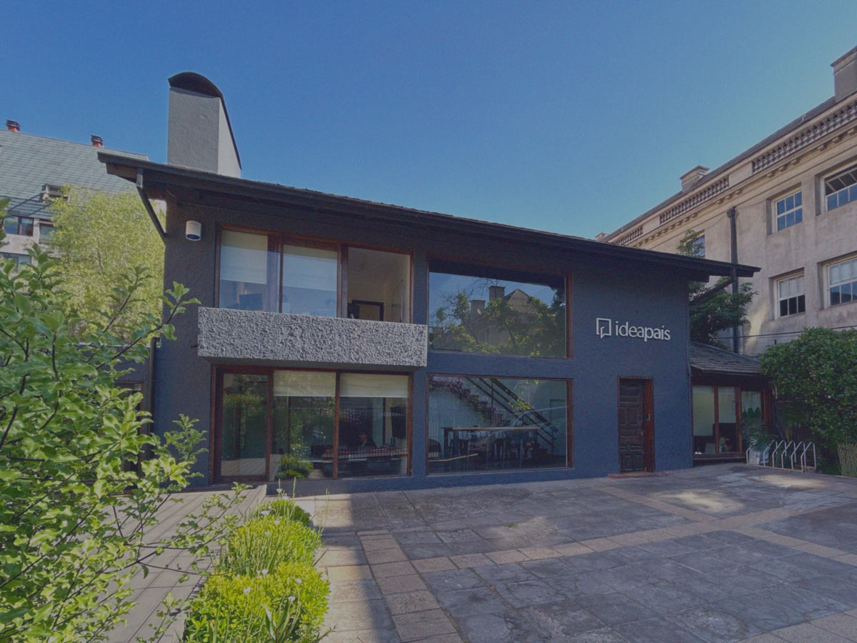 Fachada de la casa donde se ubica la oficina de Santiago de IdeaPaís.