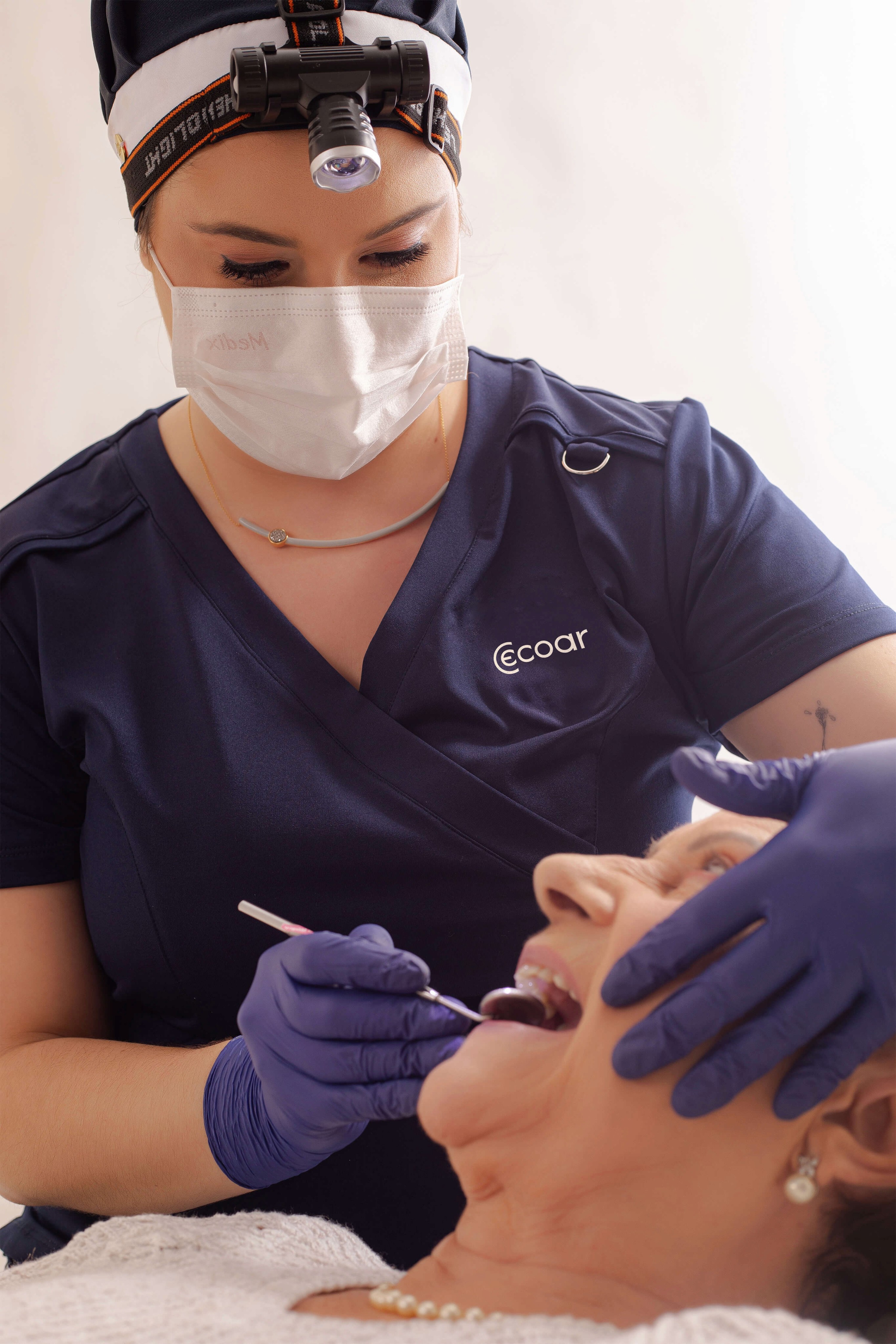 doutora mariana atendendo uma paciente