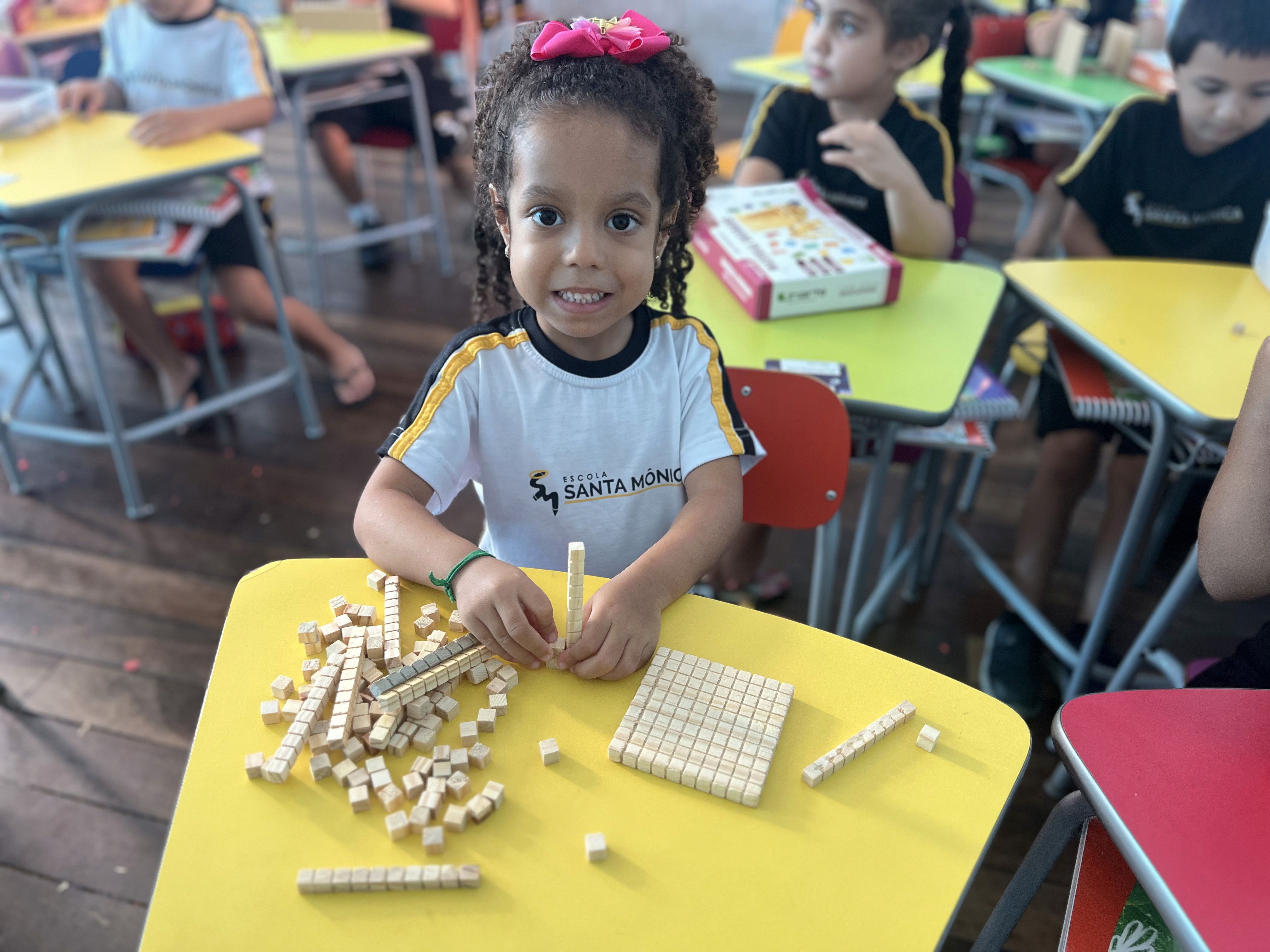 Alunos do Jardim II da Escola Santa Mônica participam de atividade do projeto Astroalfa explorando a letra A.