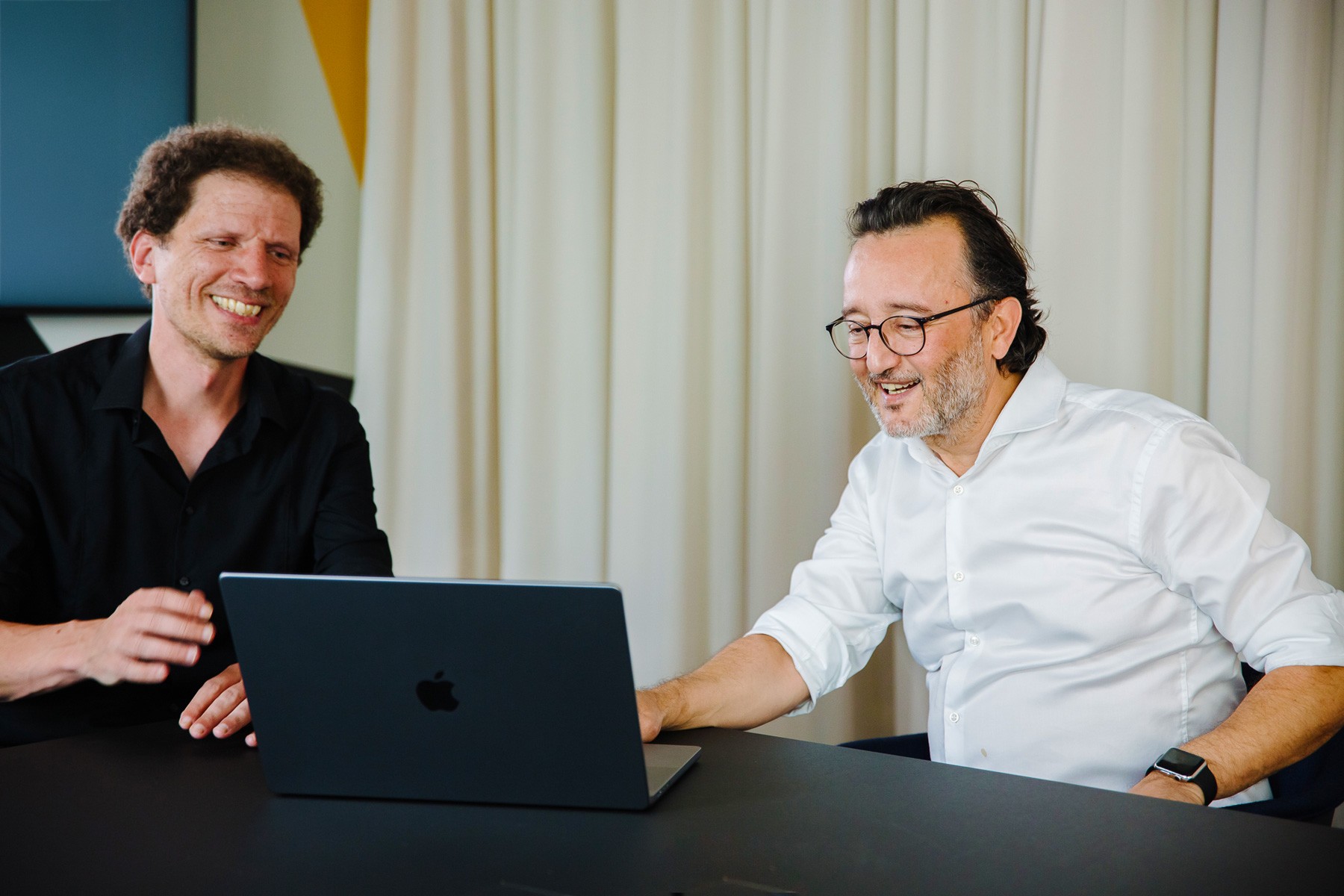 Stephan Clasen (Technical Director) und Kaan Karaca (ETC) bei einer Besprechung in einem Konferenzraum im denkwerk.