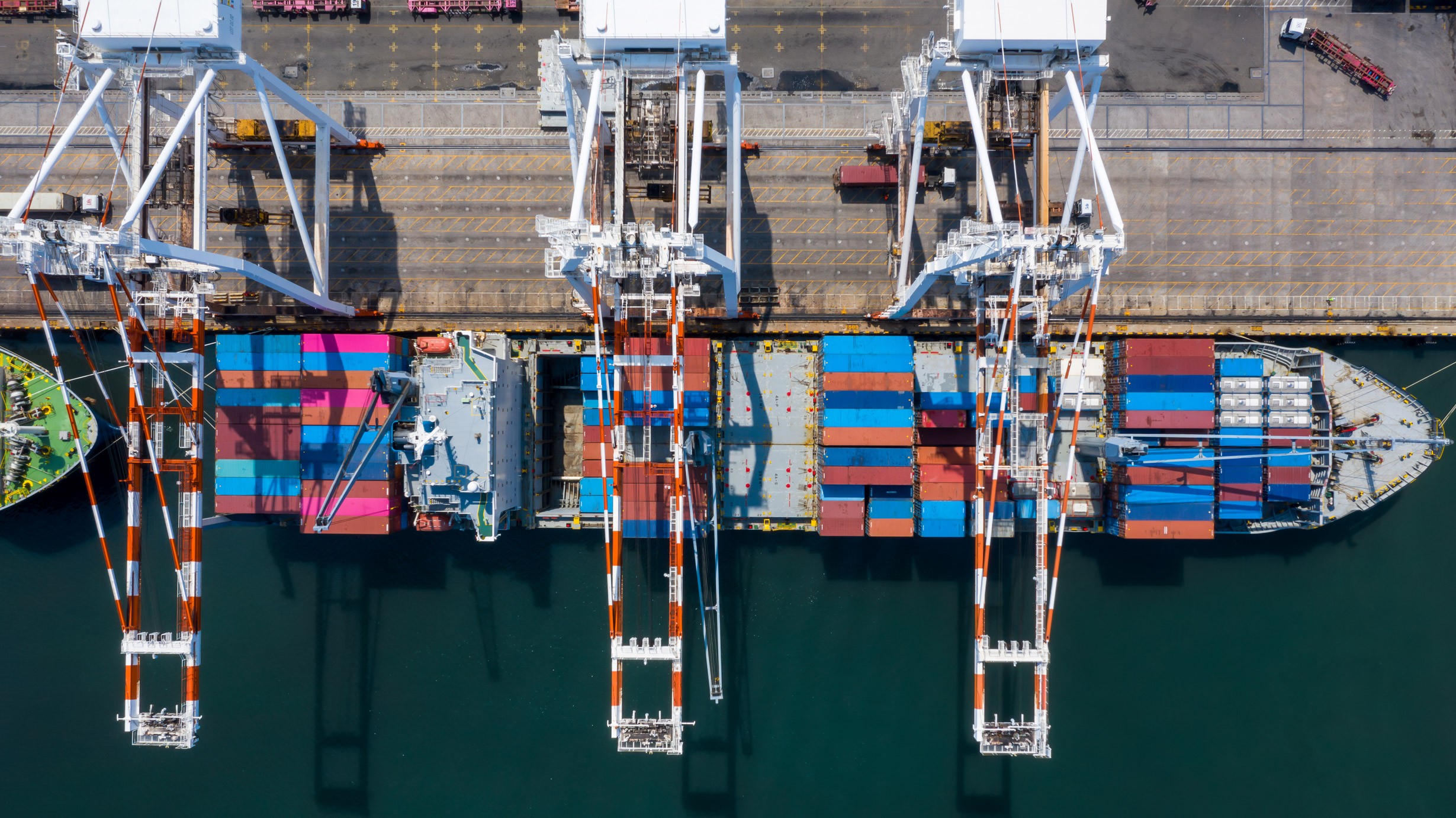 Un bateau cargo amarré au port vue du dessus