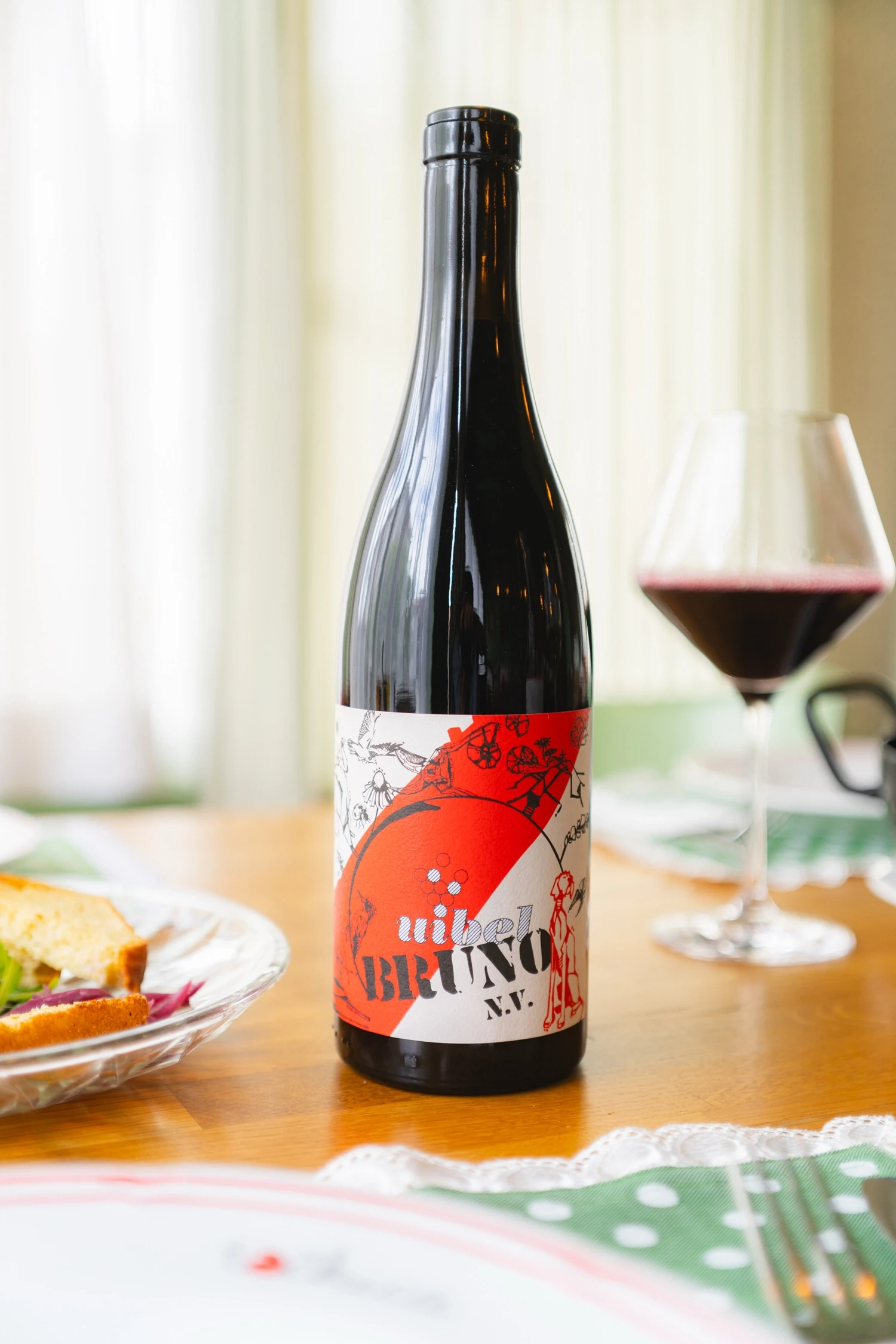 Guerila Amphora 2020 Rebula toči se u čaše tijekom večere uz orange vino i prirodna vina u Točkici Zagreb