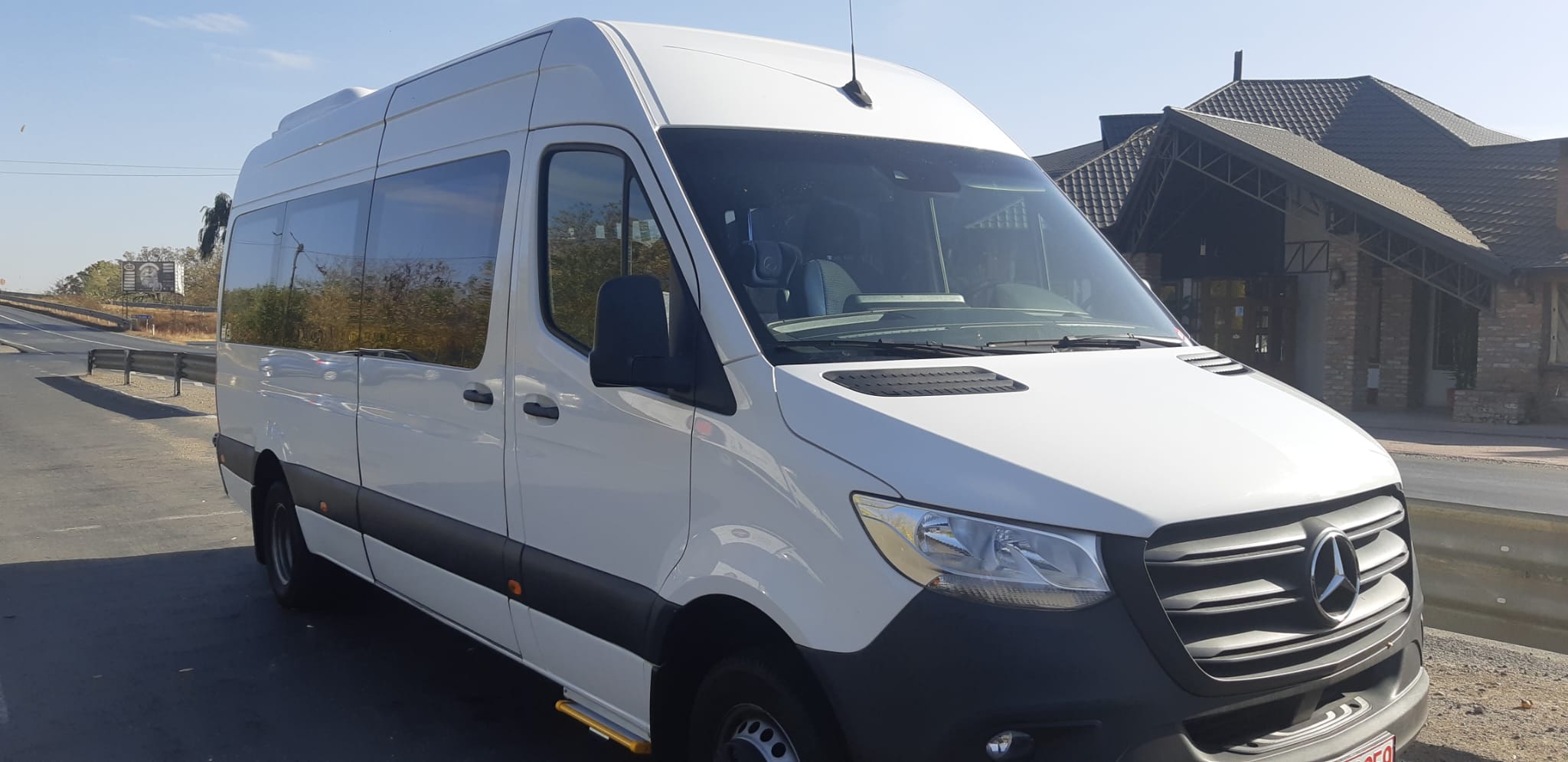 Microbuz modern pentru transport persoane Piatra Neamt
